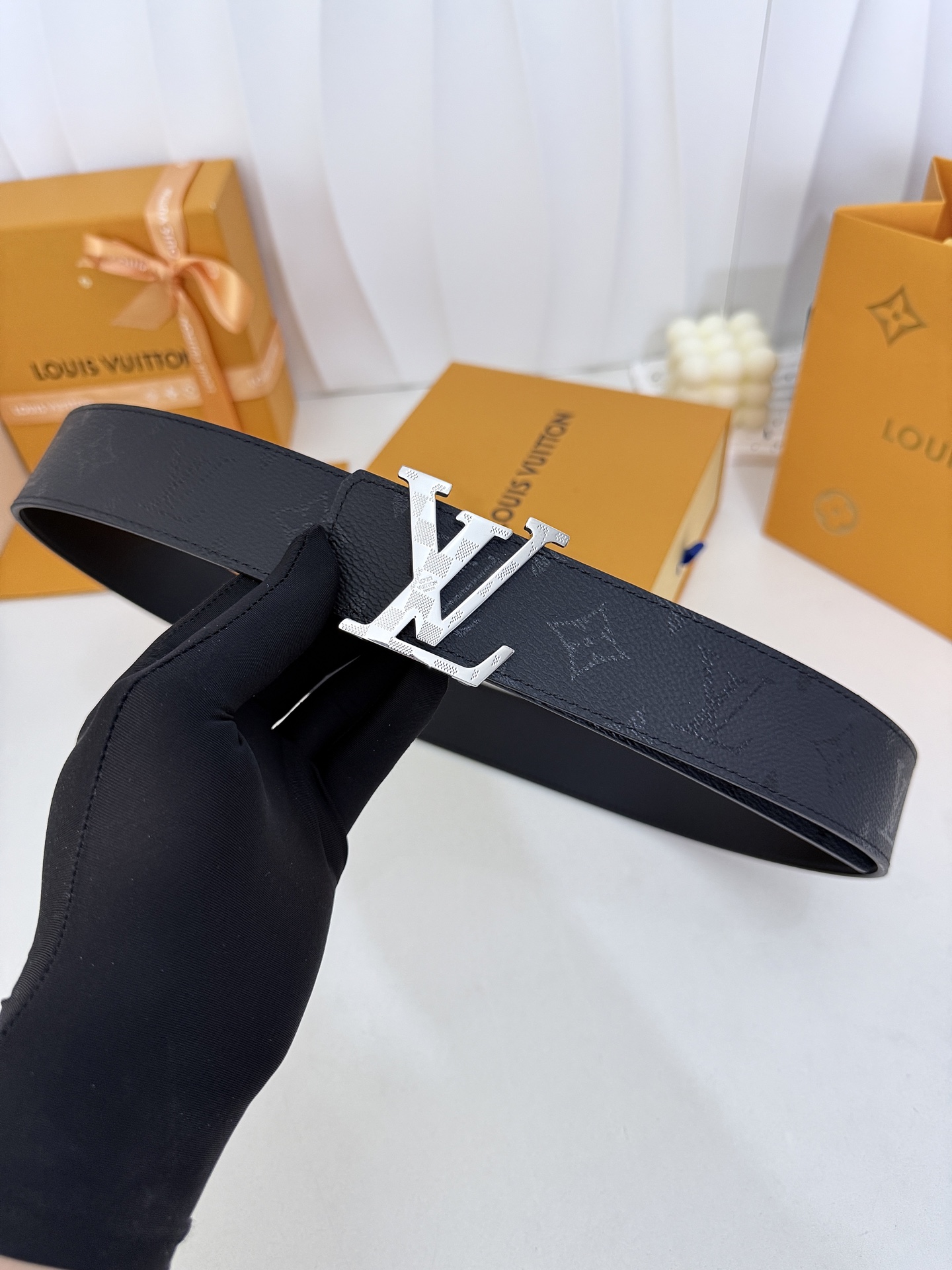 LV暗黑花亮银扣皮带｜40mm标准宽度          LV Initiales Midhight 40 毫米双面腰带