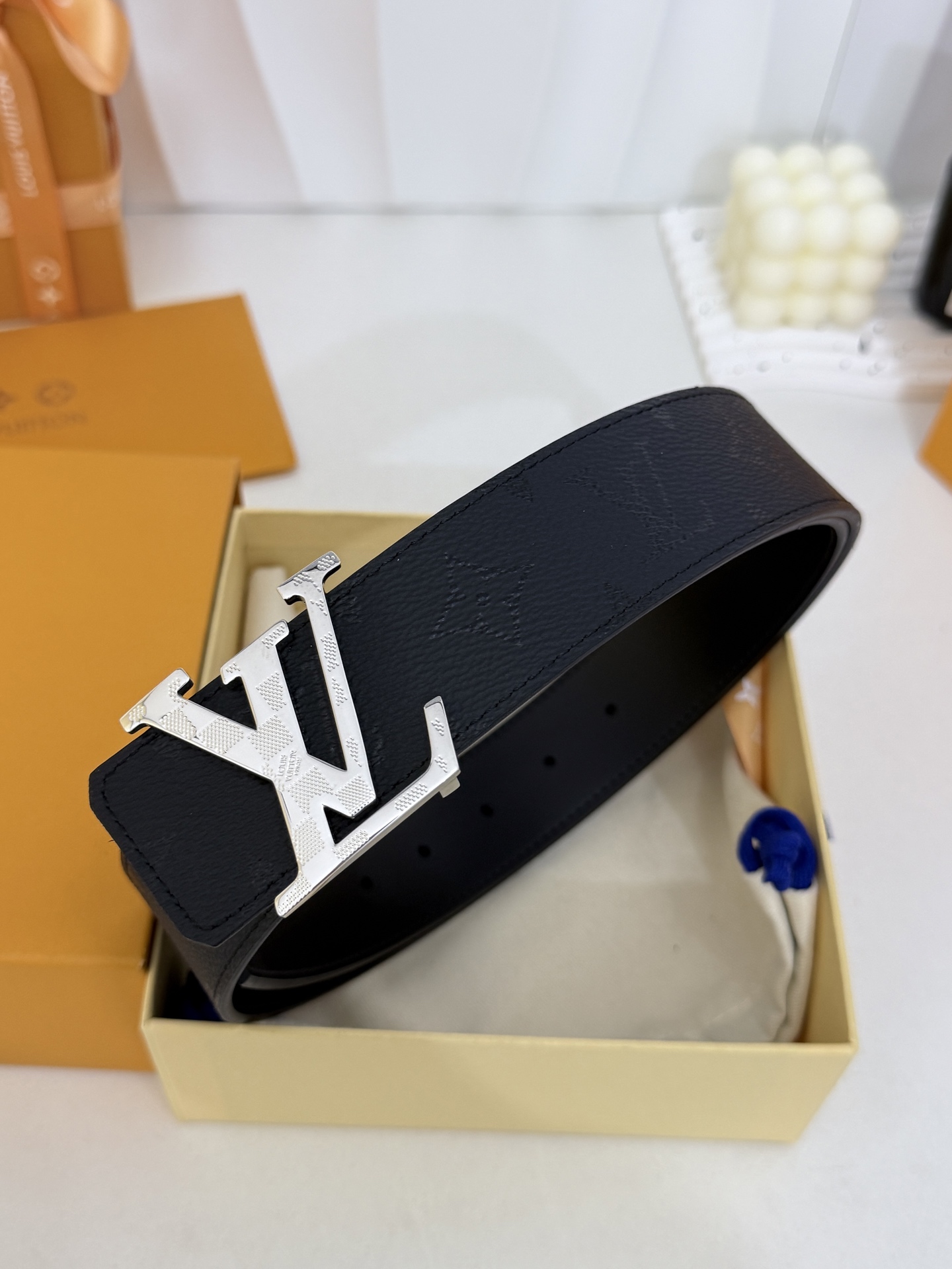 LV暗黑花亮银扣皮带｜40mm标准宽度          LV Initiales Midhight 40 毫米双面腰带