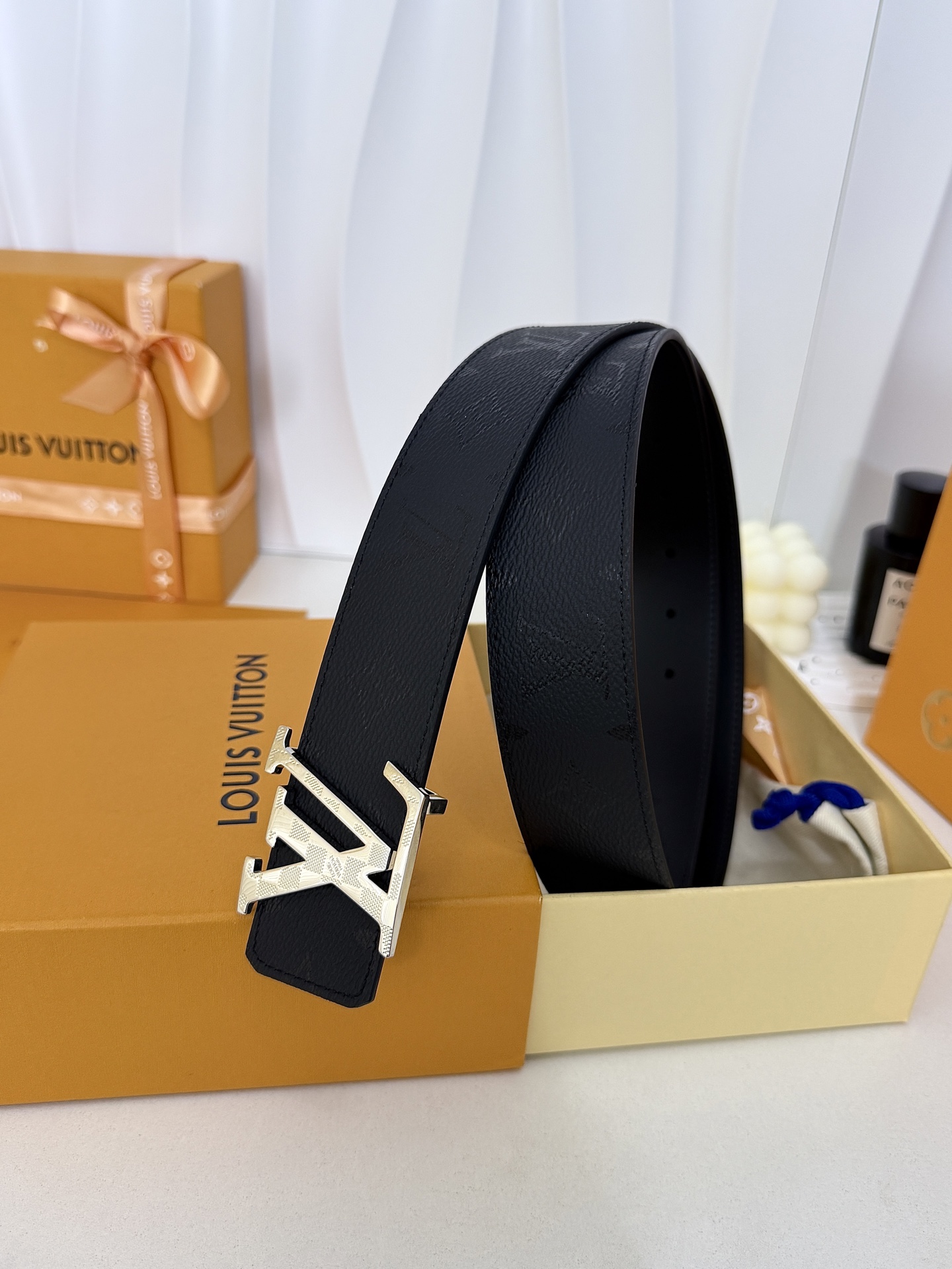 LV暗黑花亮银扣皮带｜40mm标准宽度          LV Initiales Midhight 40 毫米双面腰带