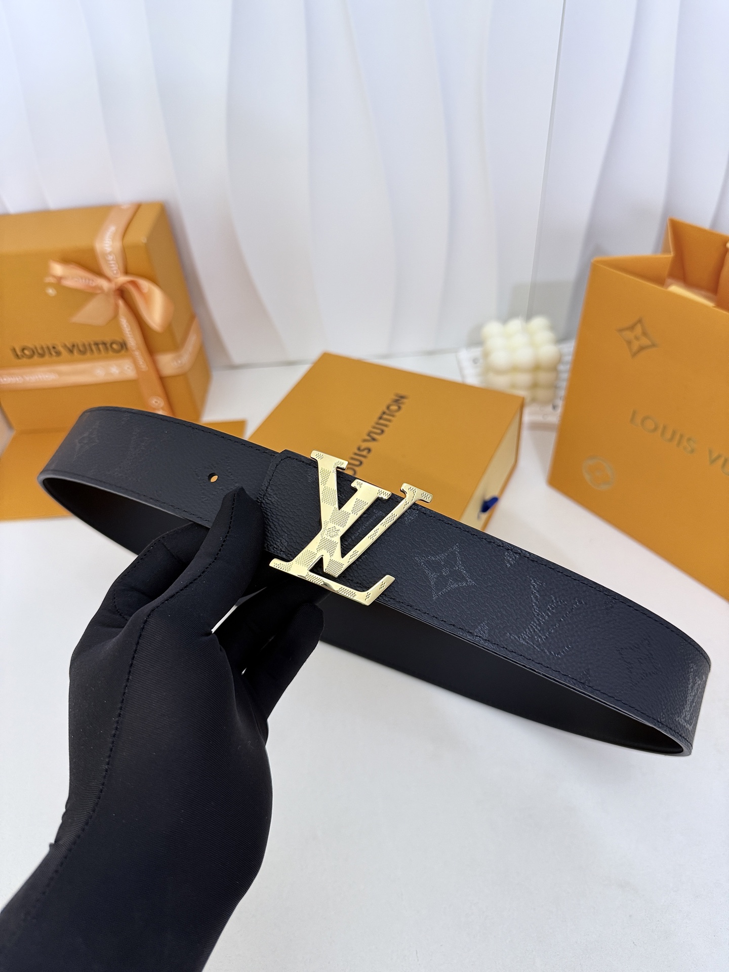 LV暗黑花亮金扣皮带｜40mm标准宽度          LV Initiales Midhight 40 毫米双面腰带