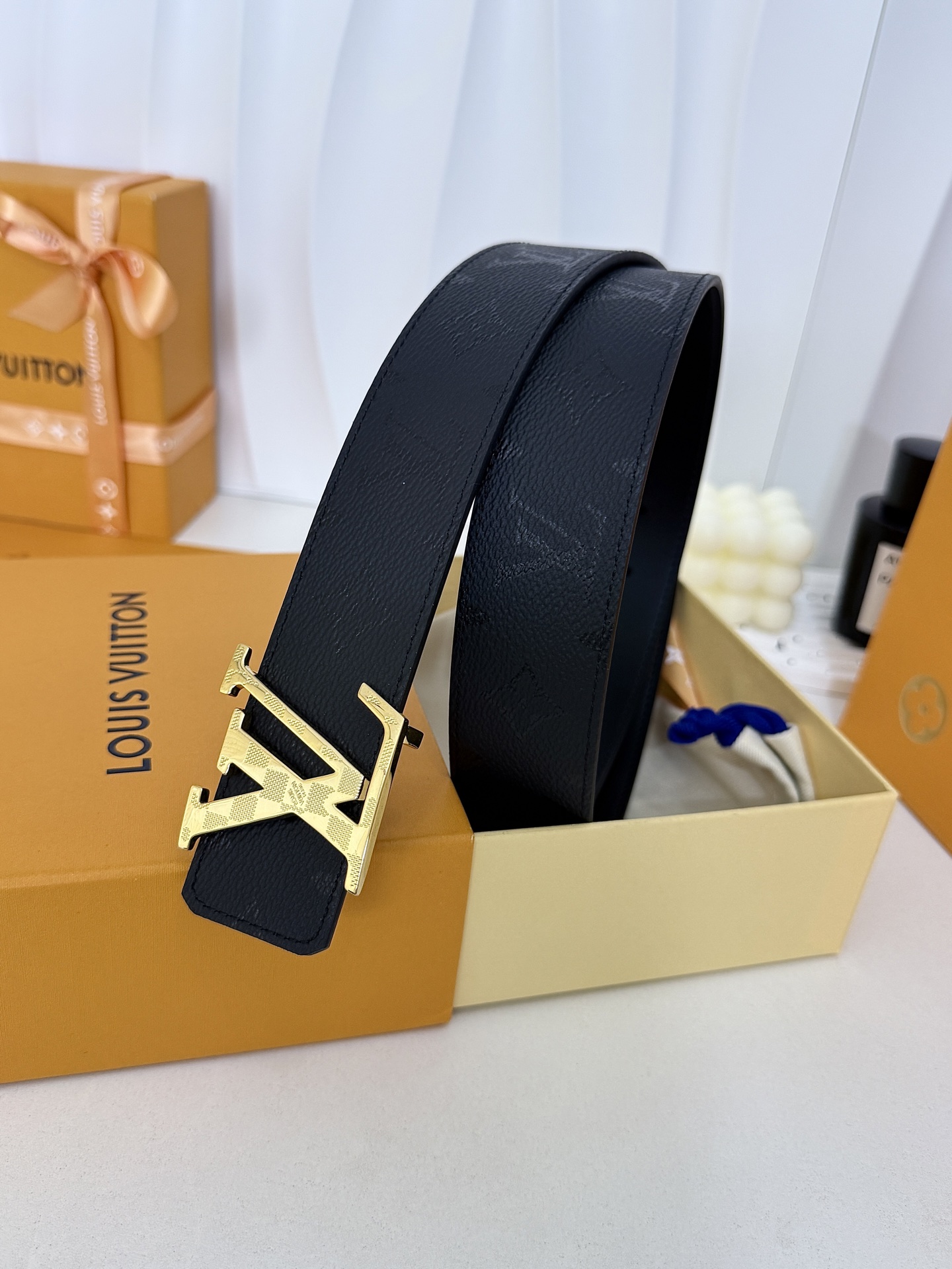 LV暗黑花亮金扣皮带|40mm标准宽度 LV Initiales Midhight 40 毫米双面腰带 LV暗黑花亮金扣皮带|40mm标准宽度 LV Initiales Midhight 40 毫米双面腰带