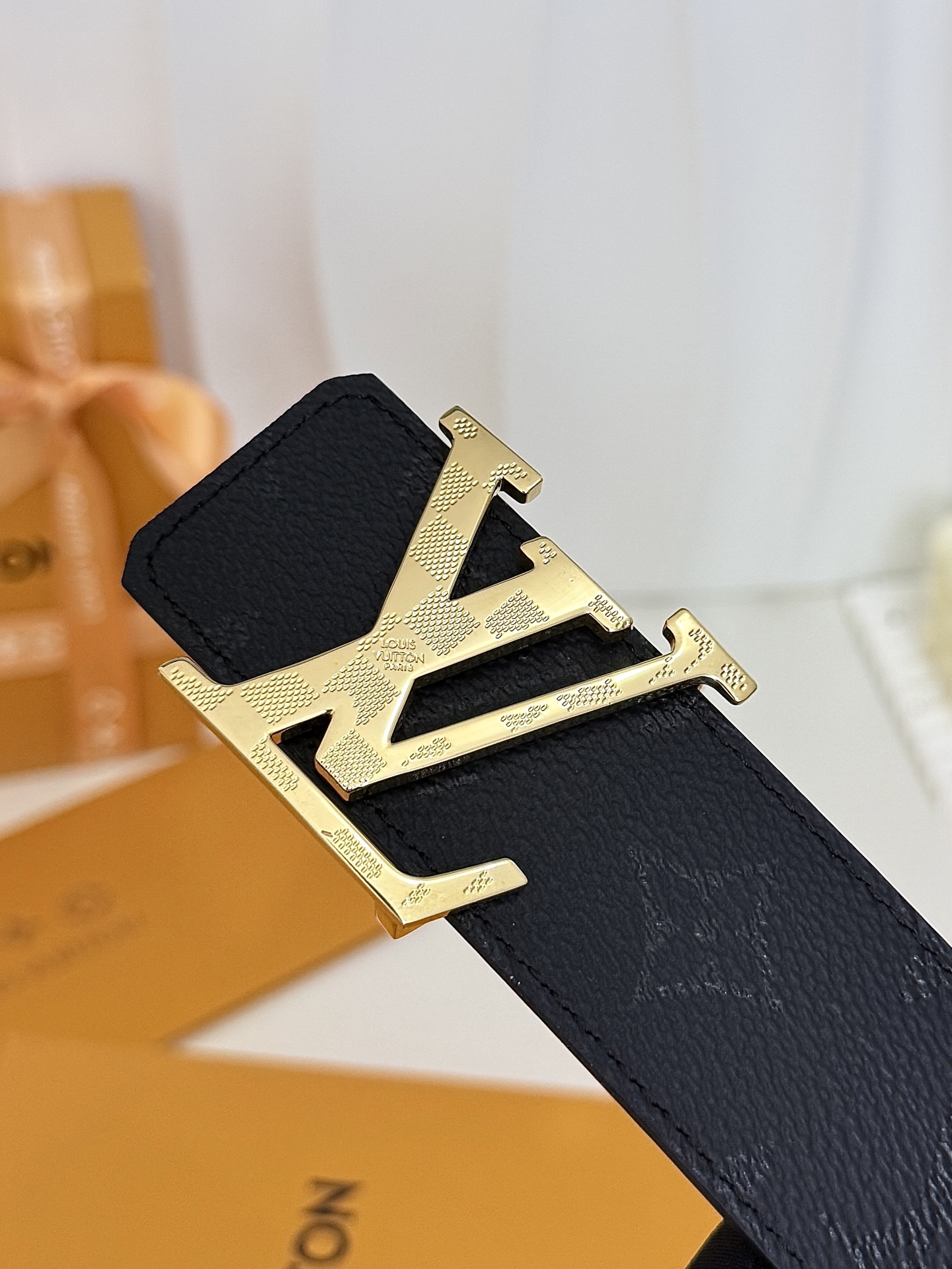 LV暗黑花亮金扣皮带|40mm标准宽度 LV Initiales Midhight 40 毫米双面腰带 LV暗黑花亮金扣皮带|40mm标准宽度 LV Initiales Midhight 40 毫米双面腰带