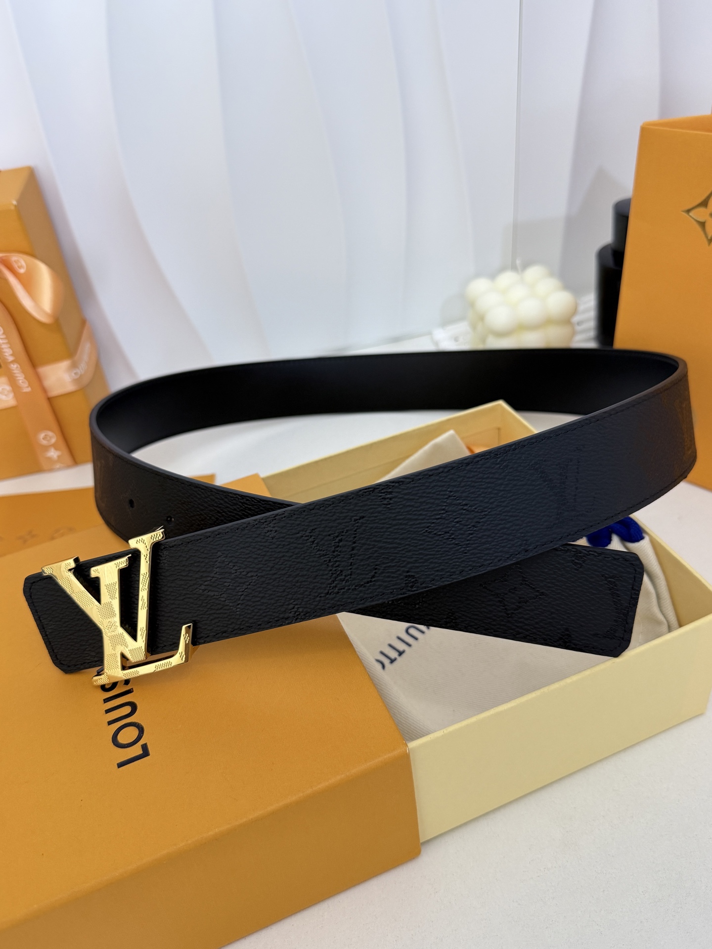 LV暗黑花亮金扣皮带|40mm标准宽度 LV Initiales Midhight 40 毫米双面腰带 LV暗黑花亮金扣皮带|40mm标准宽度 LV Initiales Midhight 40 毫米双面腰带