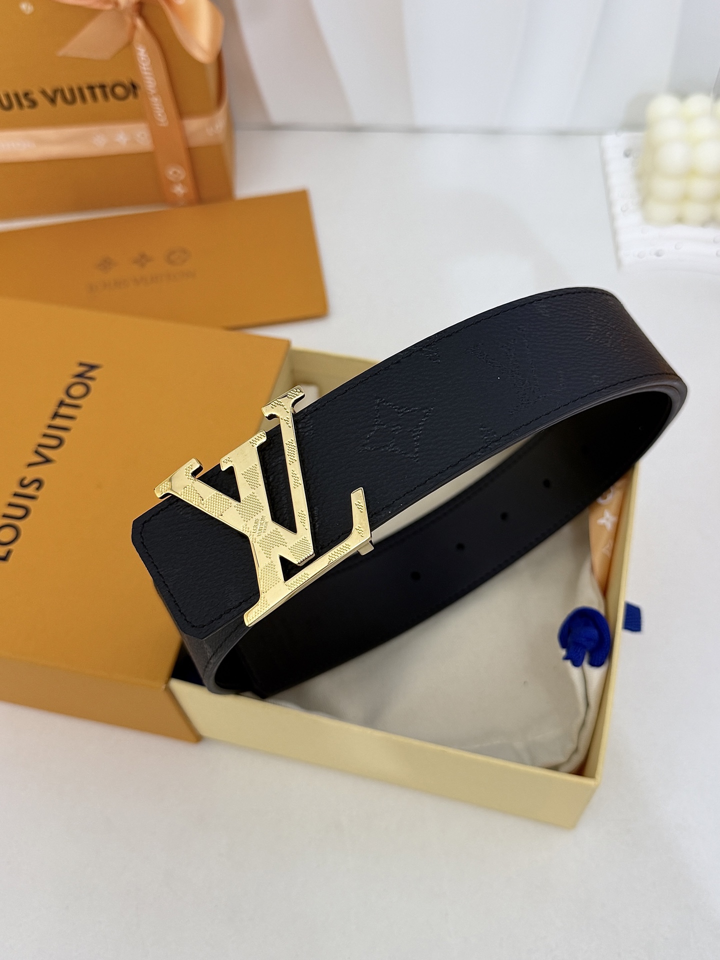 LV暗黑花亮金扣皮带|40mm标准宽度 LV Initiales Midhight 40 毫米双面腰带 LV暗黑花亮金扣皮带|40mm标准宽度 LV Initiales Midhight 40 毫米双面腰带