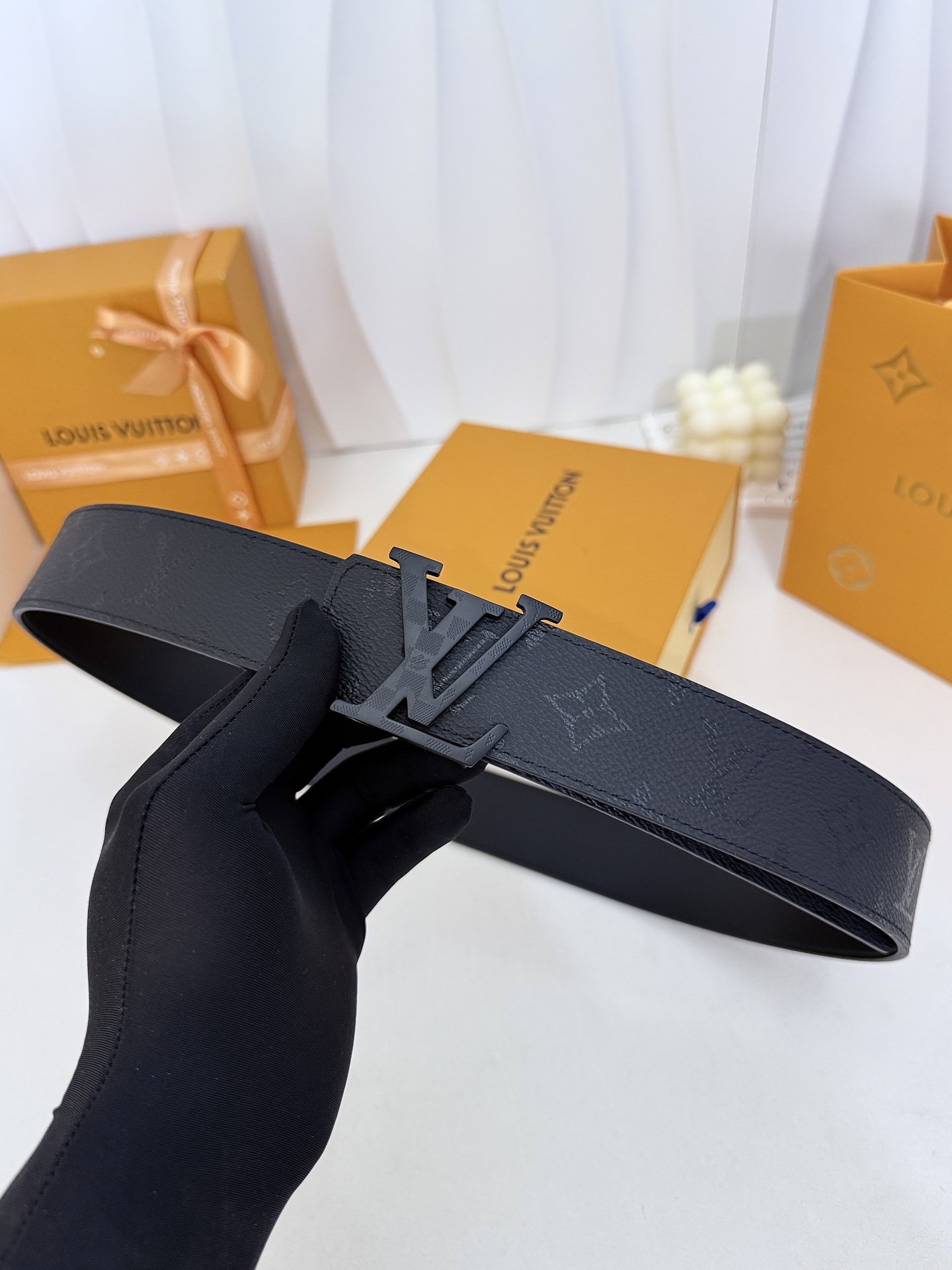 LV暗黑花哑黑扣皮带｜40mm标准宽度          LV Initiales Midhight 40 毫米双面腰带