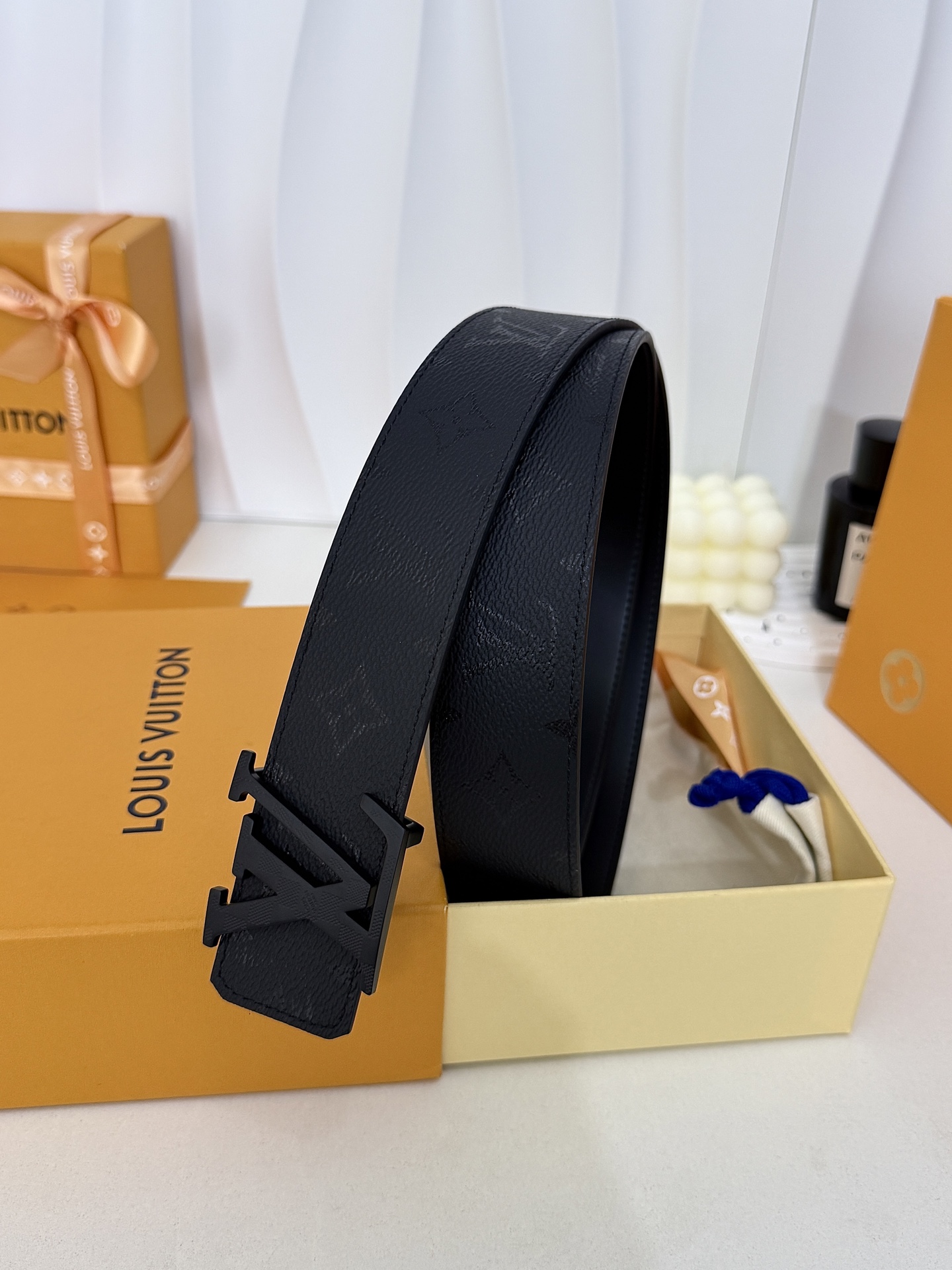LV暗黑花哑黑扣皮带|40mm标准宽度 LV Initiales Midhight 40 毫米双面腰带 LV暗黑花哑黑扣皮带|40mm标准宽度 LV Initiales Midhight 40 毫米双面腰带