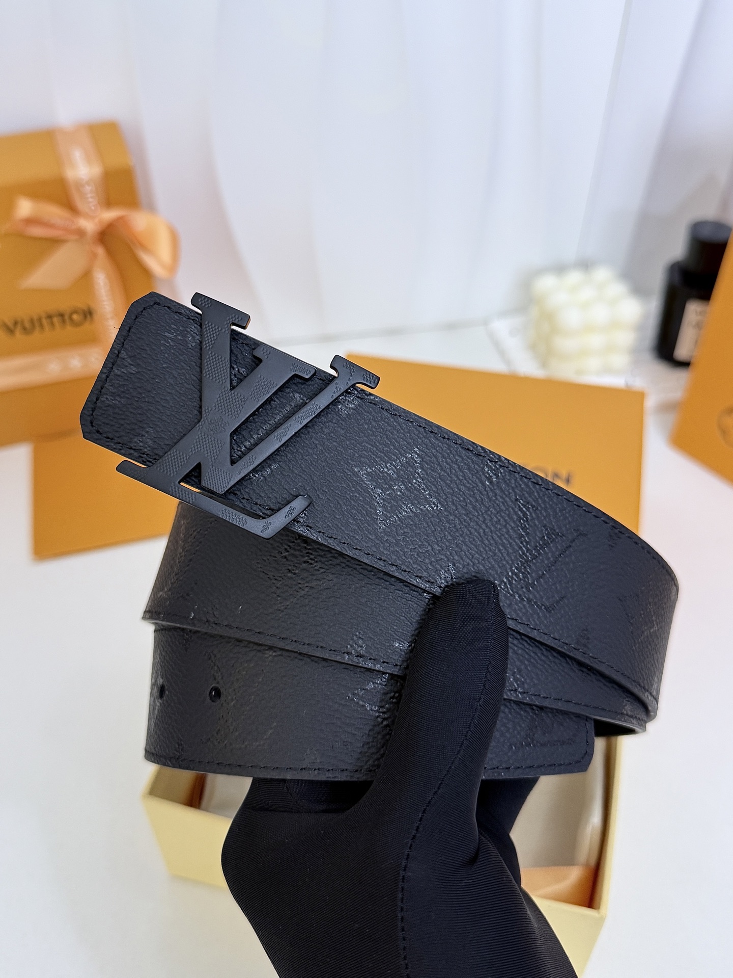 LV暗黑花哑黑扣皮带|40mm标准宽度 LV Initiales Midhight 40 毫米双面腰带 LV暗黑花哑黑扣皮带|40mm标准宽度 LV Initiales Midhight 40 毫米双面腰带