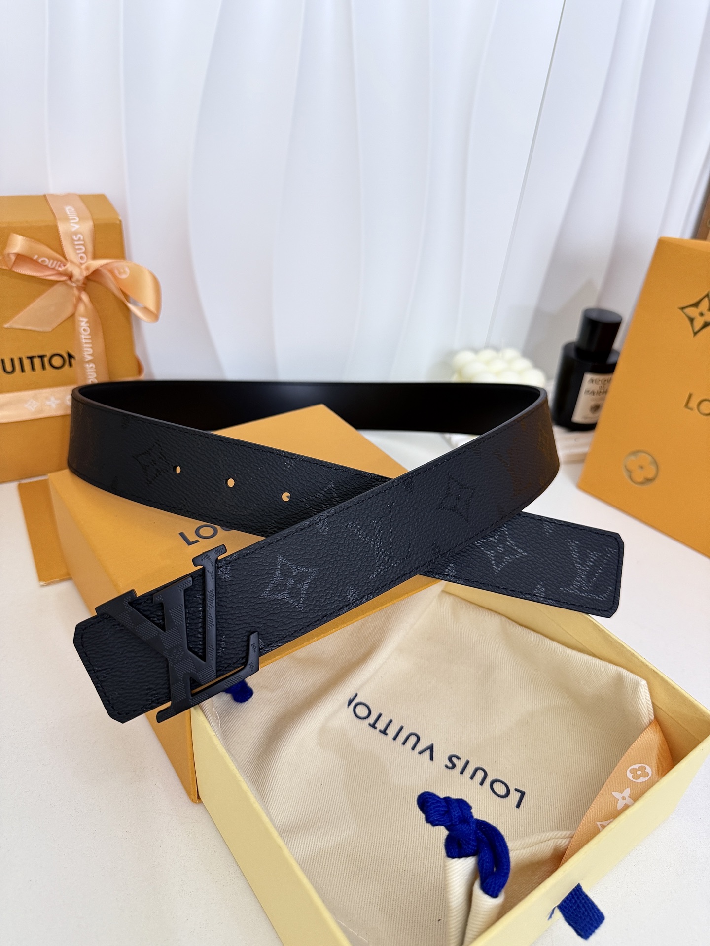 LV暗黑花哑黑扣皮带|40mm标准宽度 LV Initiales Midhight 40 毫米双面腰带 LV暗黑花哑黑扣皮带|40mm标准宽度 LV Initiales Midhight 40 毫米双面腰带