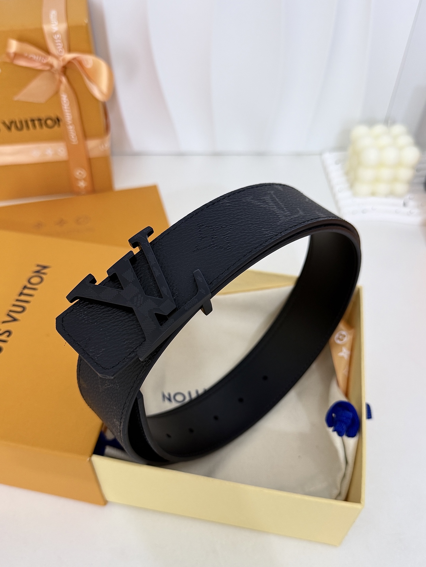 LV暗黑花哑黑扣皮带|40mm标准宽度 LV Initiales Midhight 40 毫米双面腰带 LV暗黑花哑黑扣皮带|40mm标准宽度 LV Initiales Midhight 40 毫米双面腰带
