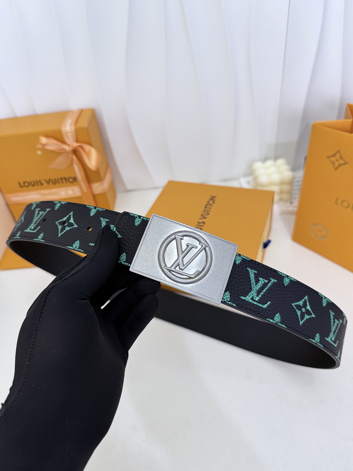 LV绿调撞色LV古银板扣皮带｜40mm标准宽度        荔枝粒面耐磨带身，搭配顺滑柔润真皮内里，触感扎实高级，立体