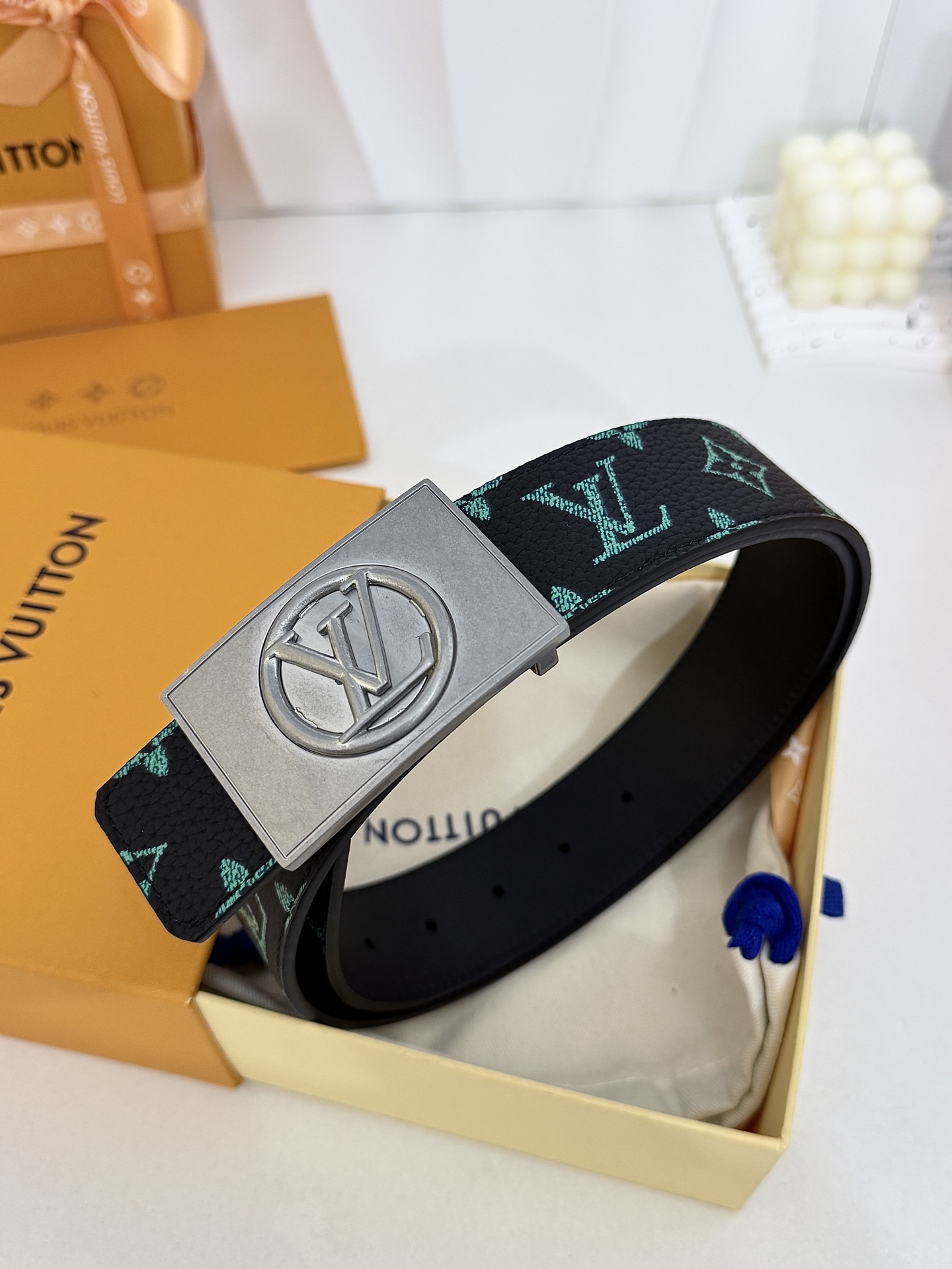 LV绿调撞色LV古银板扣皮带｜40mm标准宽度        荔枝粒面耐磨带身，搭配顺滑柔润真皮内里，触感扎实高级，立体