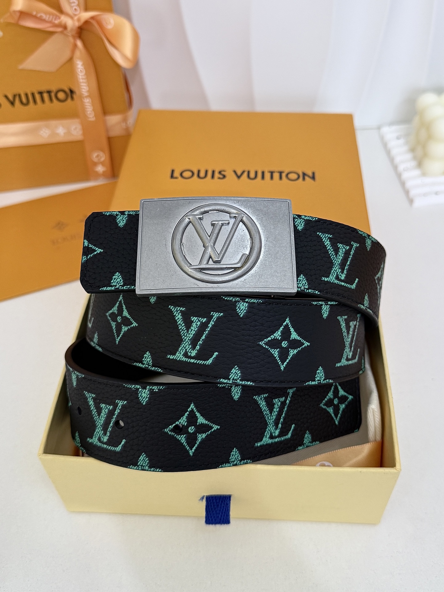 LV绿调撞色LV古银板扣皮带｜40mm标准宽度        荔枝粒面耐磨带身，搭配顺滑柔润真皮内里，触感扎实高级，立体