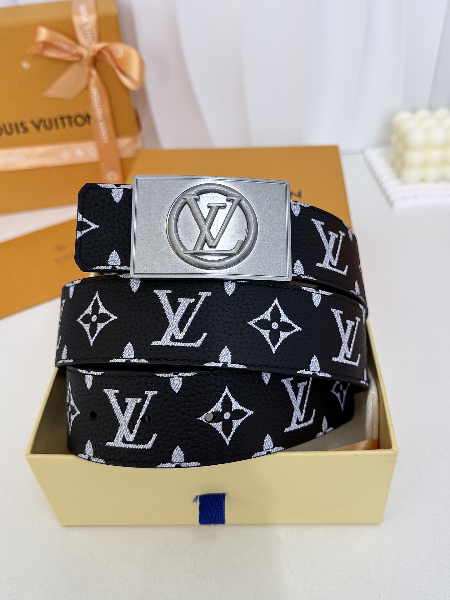 LV黑白满花大logo古银板扣皮带｜40mm标准宽度        荔枝粒面耐磨带身，搭配顺滑柔润真皮内里，触感扎实高级