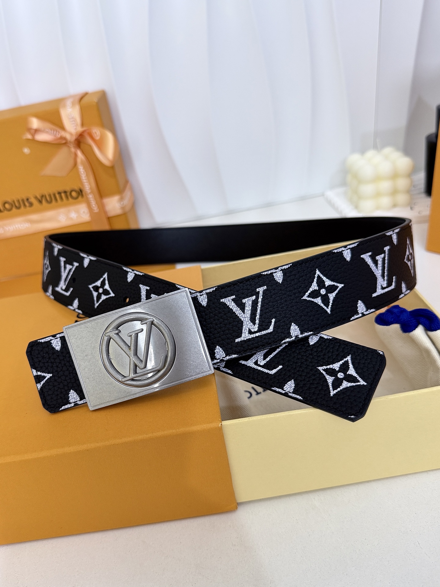 LV黑白满花大logo古银板扣皮带｜40mm标准宽度        荔枝粒面耐磨带身，搭配顺滑柔润真皮内里，触感扎实高级