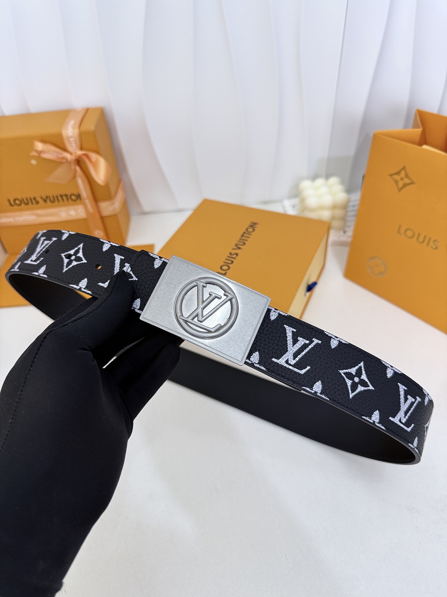 LV黑白满花大logo古银板扣皮带｜40mm标准宽度        荔枝粒面耐磨带身，搭配顺滑柔润真皮内里，触感扎实高级