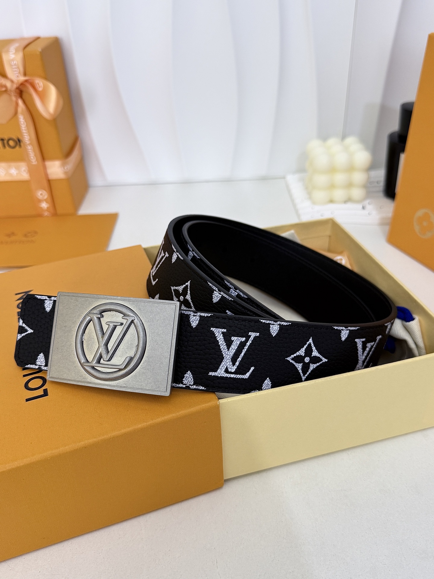 LV黑白满花大logo古银板扣皮带｜40mm标准宽度        荔枝粒面耐磨带身，搭配顺滑柔润真皮内里，触感扎实高级