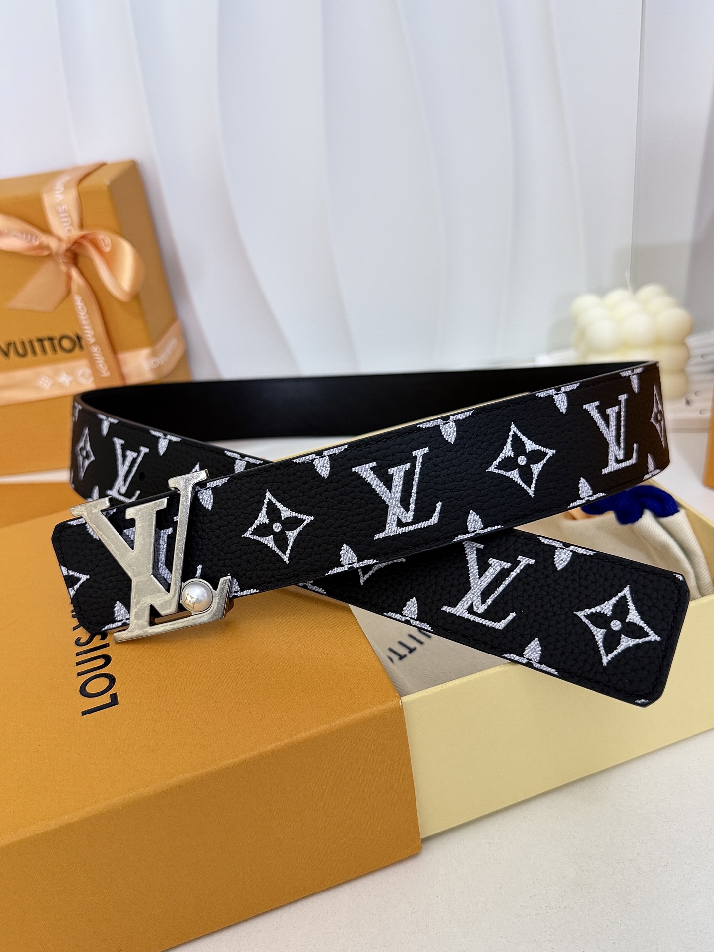LV黑白满花大logo古银皮带｜40mm标准宽度        荔枝粒面耐磨带身，搭配顺滑柔润真皮内里，触感扎实高级，立