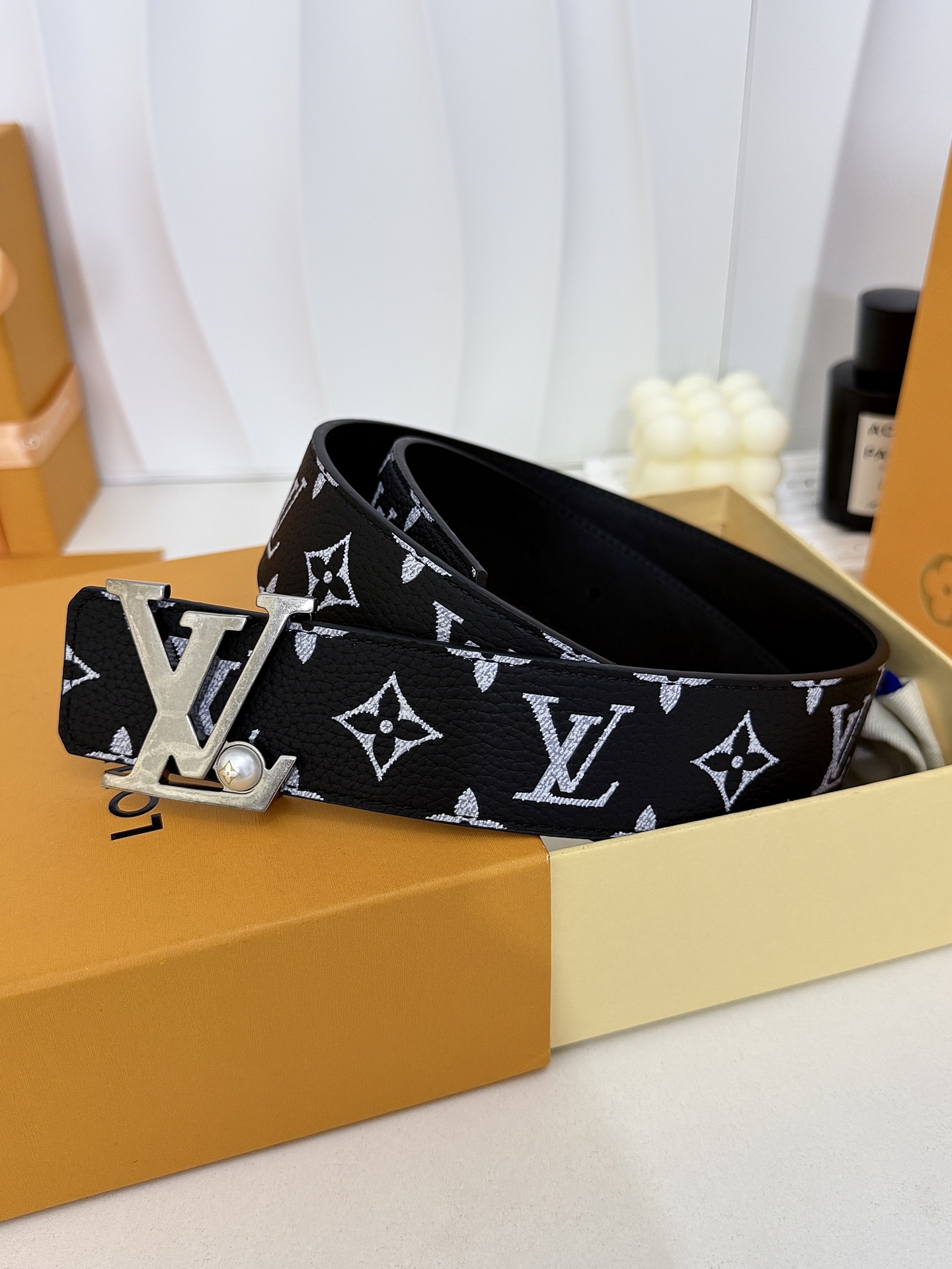 LV黑白满花大logo古银皮带｜40mm标准宽度        荔枝粒面耐磨带身，搭配顺滑柔润真皮内里，触感扎实高级，立