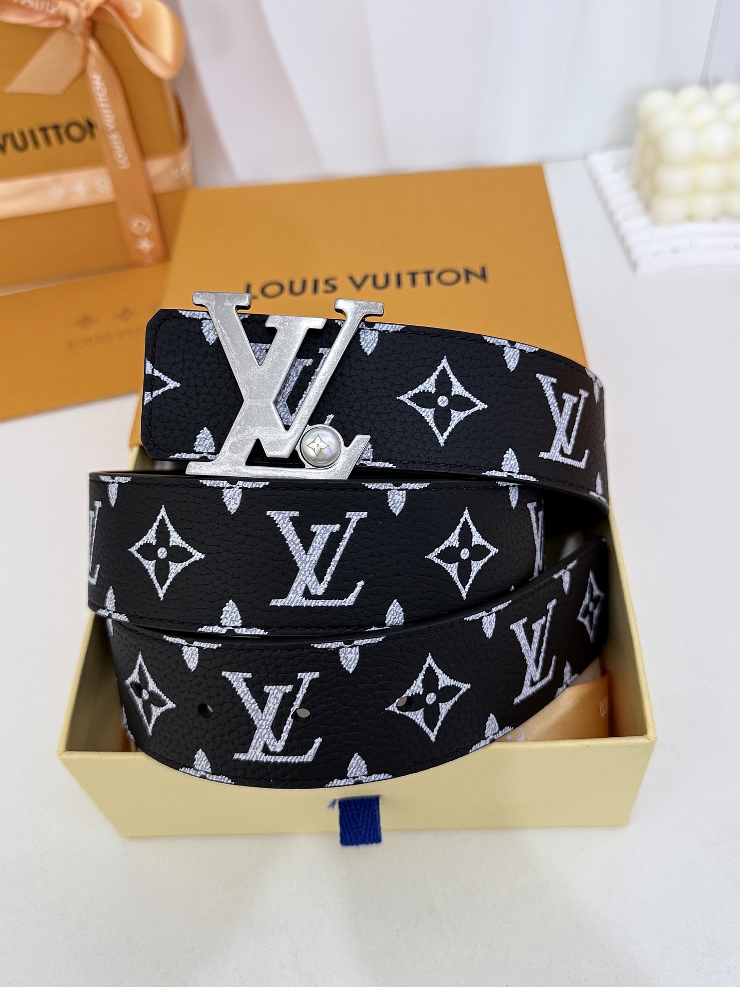 LV黑白满花大logo古银皮带｜40mm标准宽度        荔枝粒面耐磨带身，搭配顺滑柔润真皮内里，触感扎实高级，立