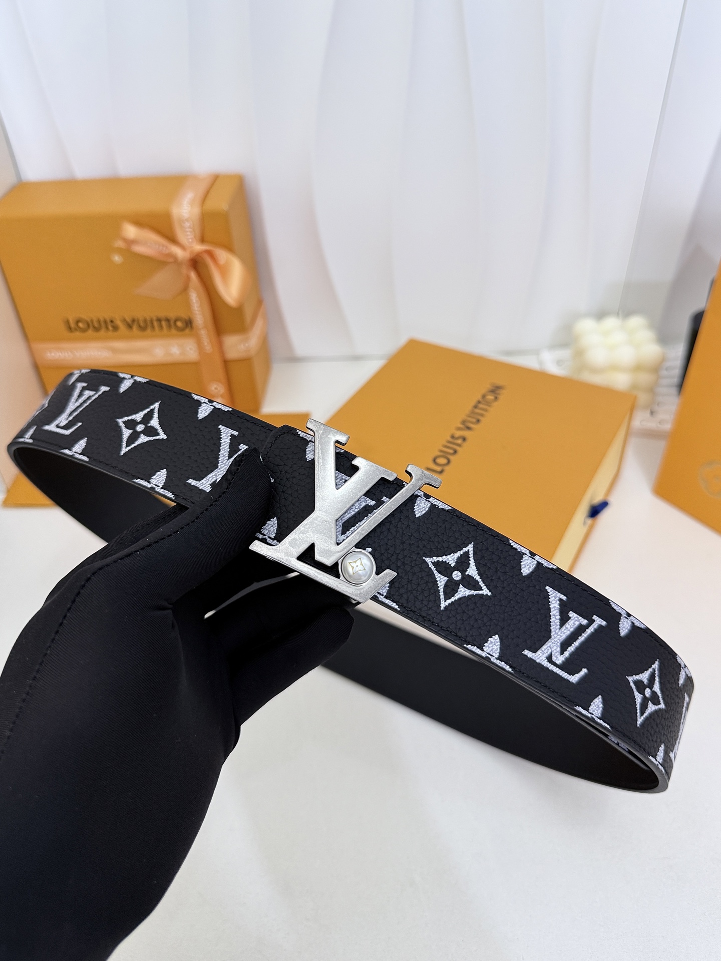 LV黑白满花大logo古银皮带｜40mm标准宽度        荔枝粒面耐磨带身，搭配顺滑柔润真皮内里，触感扎实高级，立
