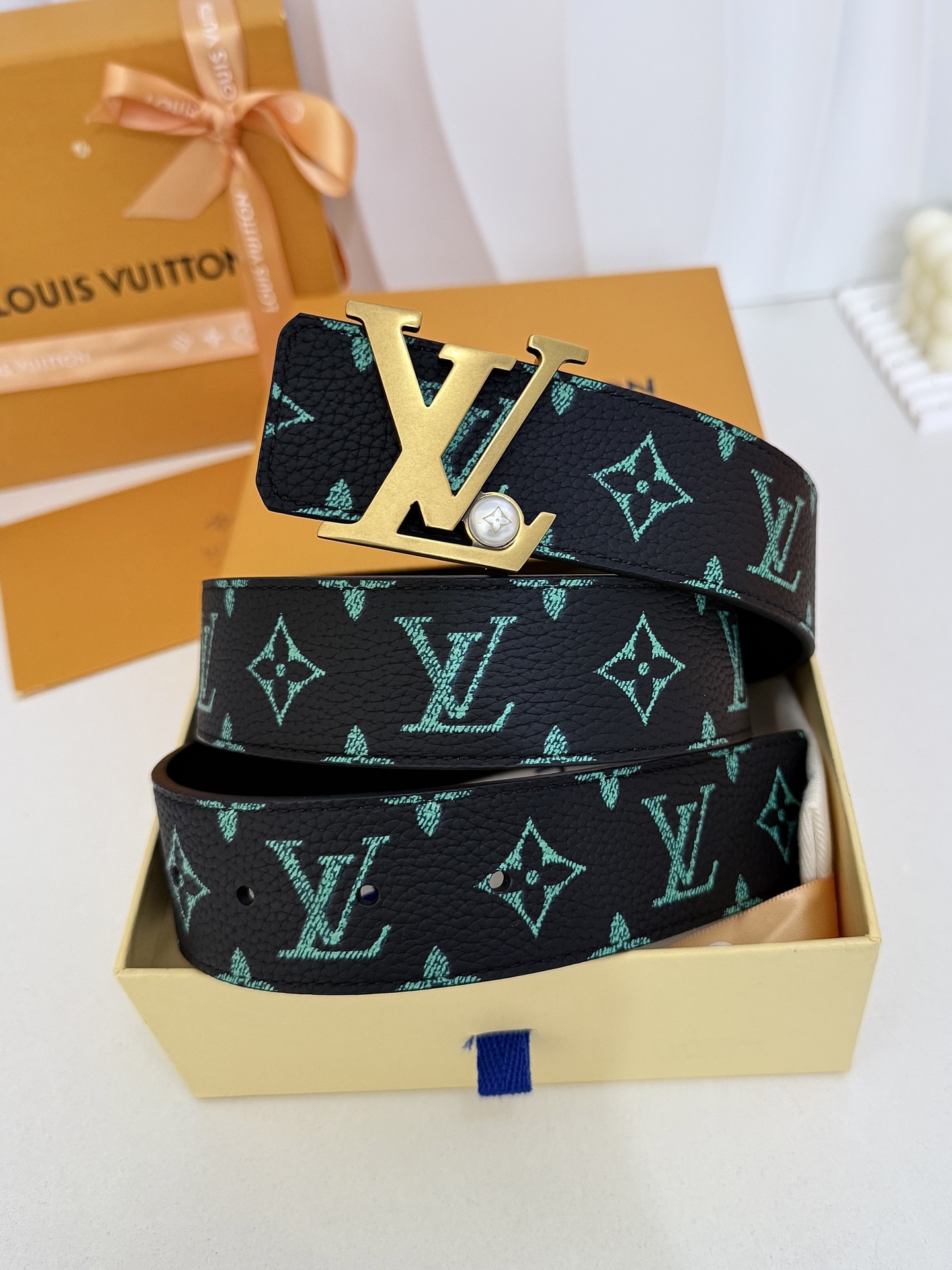LV绿调撞色LV古金皮带｜40mm标准宽度        荔枝粒面耐磨带身，搭配顺滑柔润真皮内里，触感扎实高级，立体LV