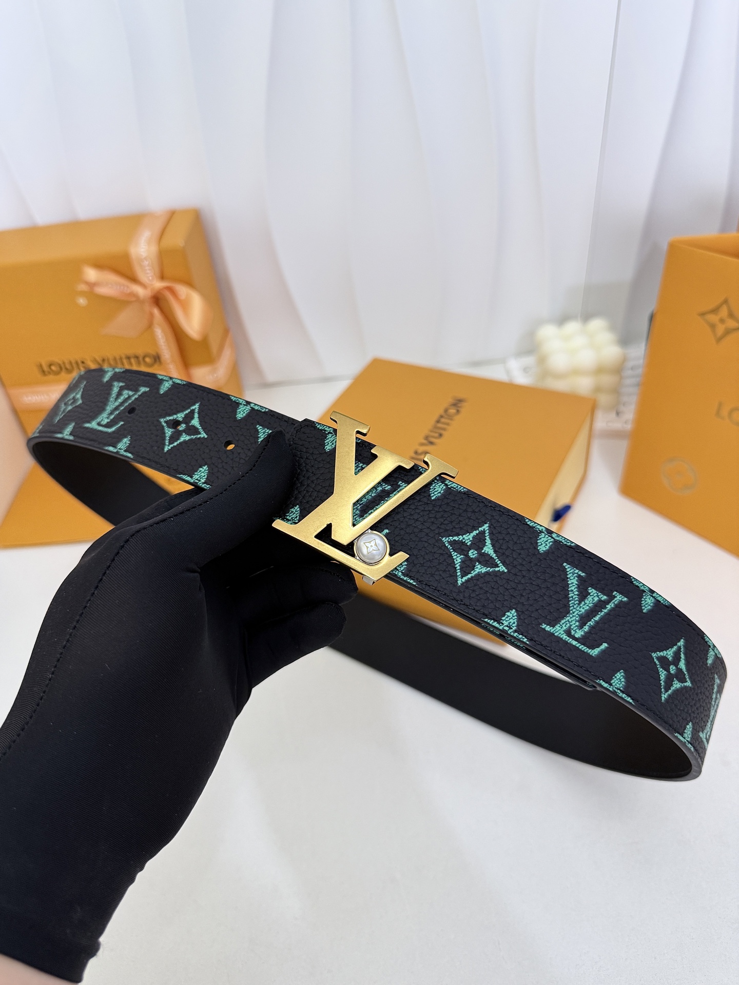 LV绿调撞色LV古金皮带｜40mm标准宽度        荔枝粒面耐磨带身，搭配顺滑柔润真皮内里，触感扎实高级，立体LV