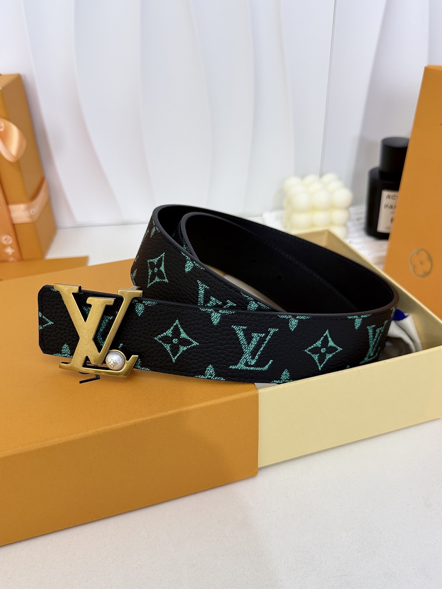 LV绿调撞色LV古金皮带｜40mm标准宽度        荔枝粒面耐磨带身，搭配顺滑柔润真皮内里，触感扎实高级，立体LV