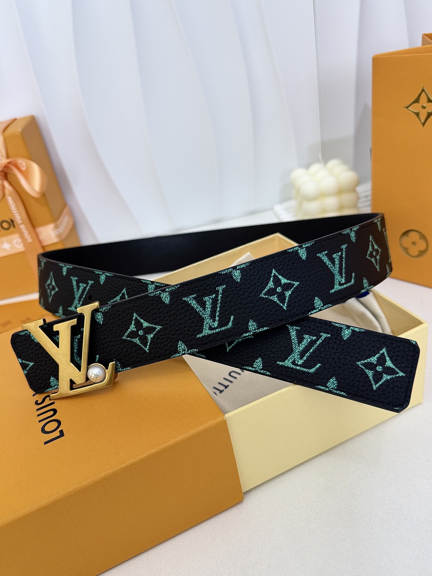 LV绿调撞色LV古金皮带｜40mm标准宽度        荔枝粒面耐磨带身，搭配顺滑柔润真皮内里，触感扎实高级，立体LV