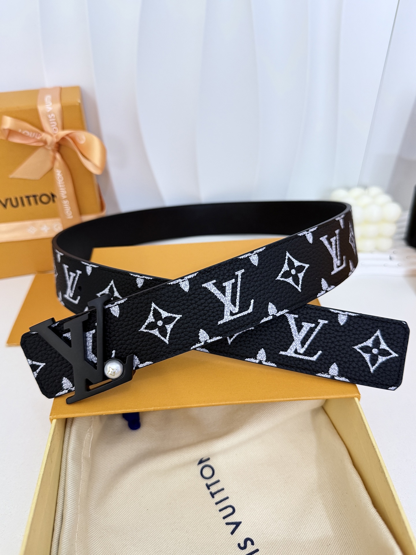 LV黑白满花大logo哑黑皮带｜40mm标准宽度        荔枝粒面耐磨带身，搭配顺滑柔润真皮内里，触感扎实高级，立