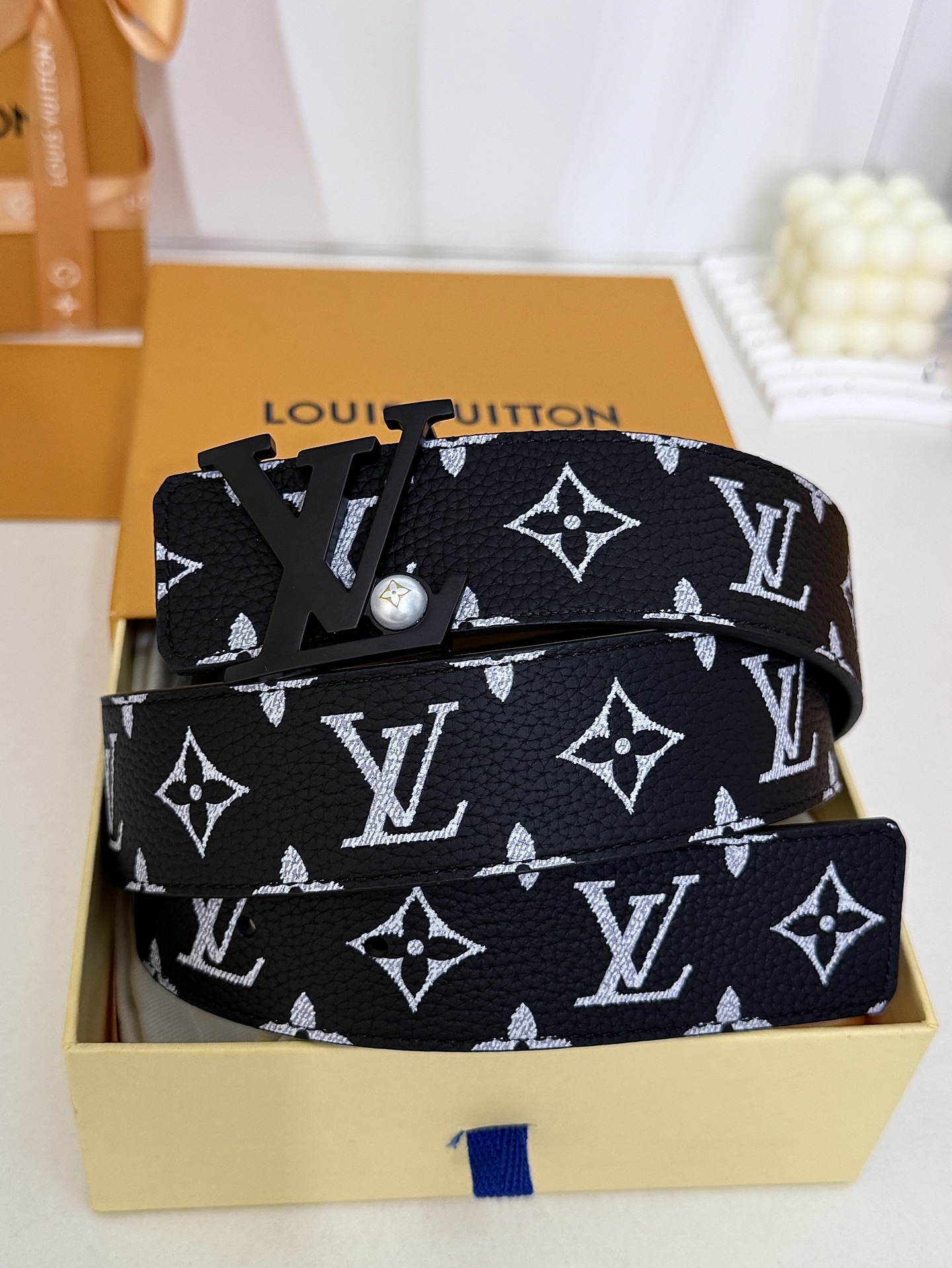 LV黑白满花大logo哑黑皮带｜40mm标准宽度        荔枝粒面耐磨带身，搭配顺滑柔润真皮内里，触感扎实高级，立