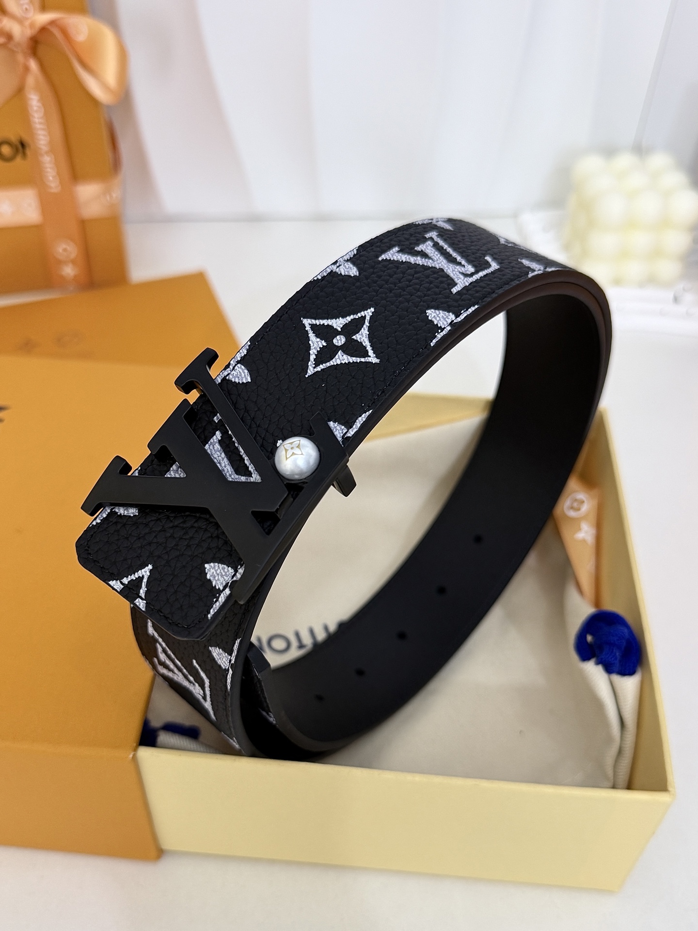 LV黑白满花大logo哑黑皮带｜40mm标准宽度        荔枝粒面耐磨带身，搭配顺滑柔润真皮内里，触感扎实高级，立
