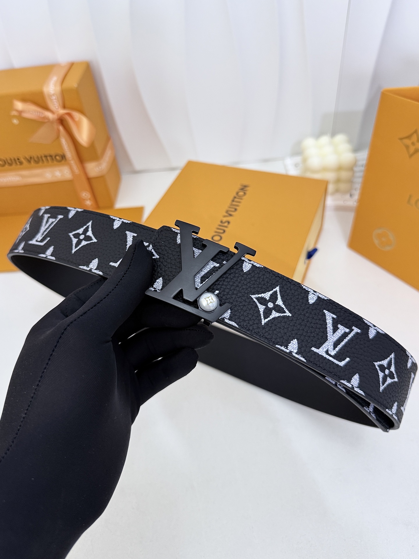 LV黑白满花大logo哑黑皮带｜40mm标准宽度        荔枝粒面耐磨带身，搭配顺滑柔润真皮内里，触感扎实高级，立