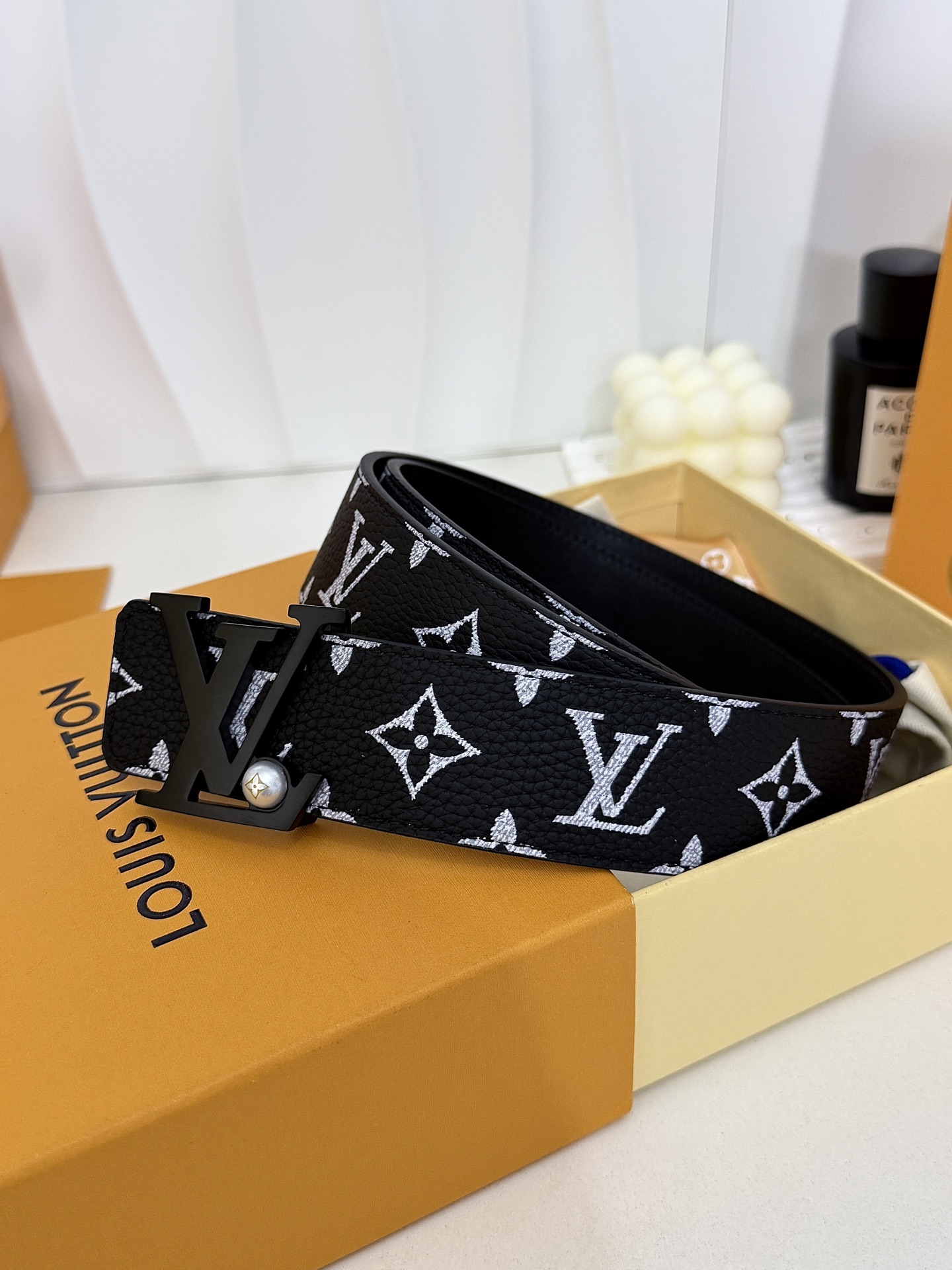 LV黑白满花大logo哑黑皮带｜40mm标准宽度        荔枝粒面耐磨带身，搭配顺滑柔润真皮内里，触感扎实高级，立
