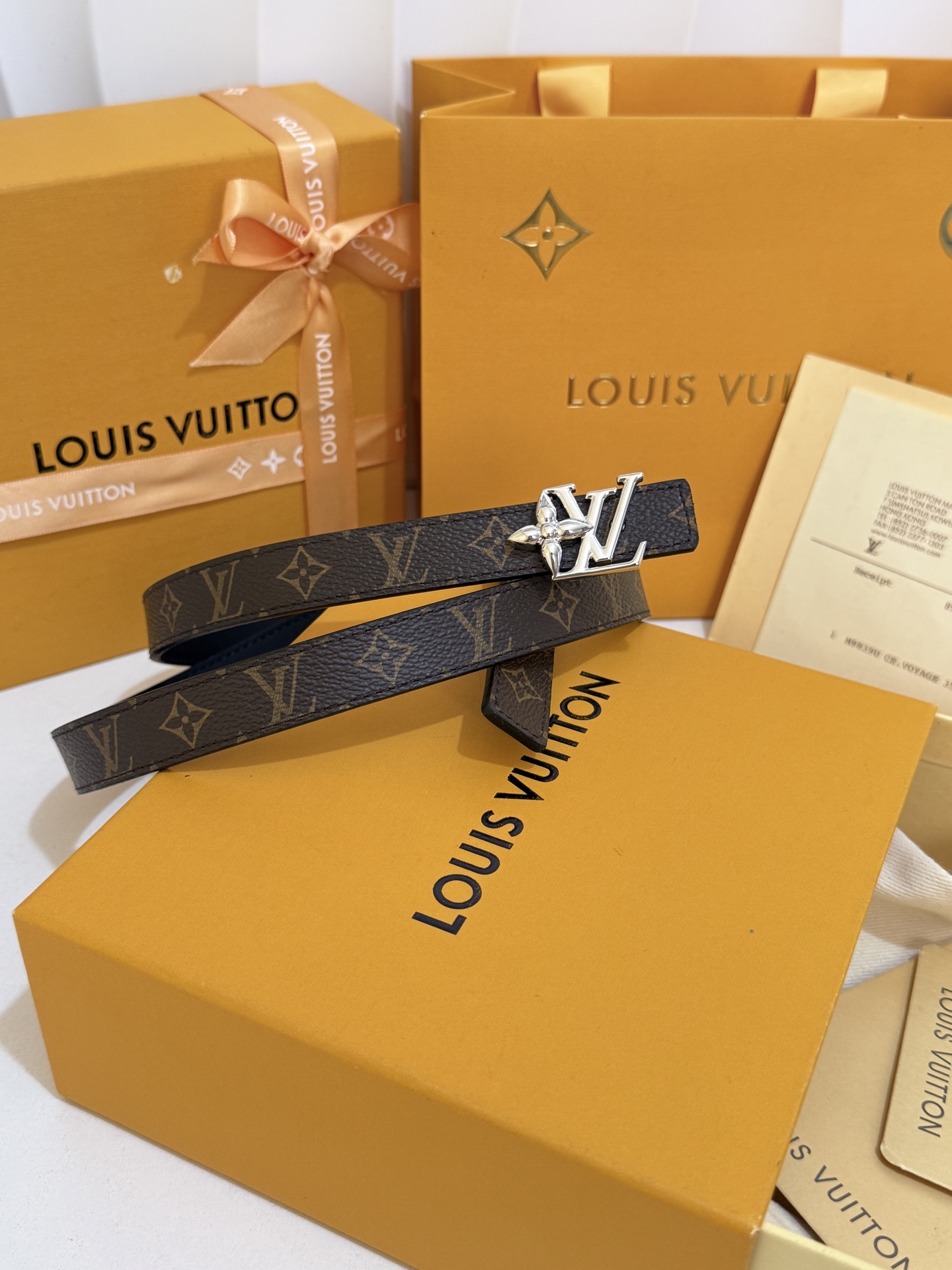 LV老花金标花扣细腰带｜20mm雅致窄版         经典复古老花帆布带身，内里顺滑哑光皮里，触感高级亮银立体花卉L