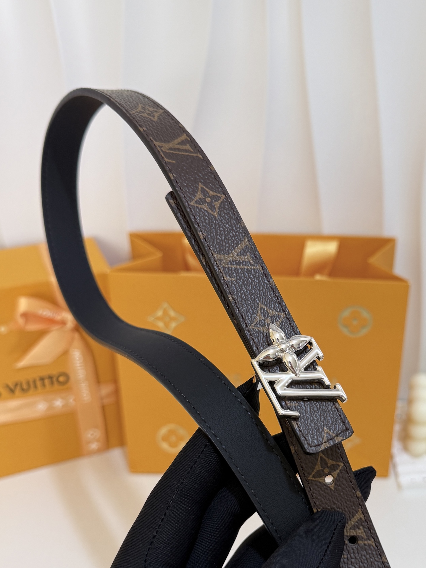 LV老花金标花扣细腰带｜20mm雅致窄版         经典复古老花帆布带身，内里顺滑哑光皮里，触感高级亮银立体花卉L