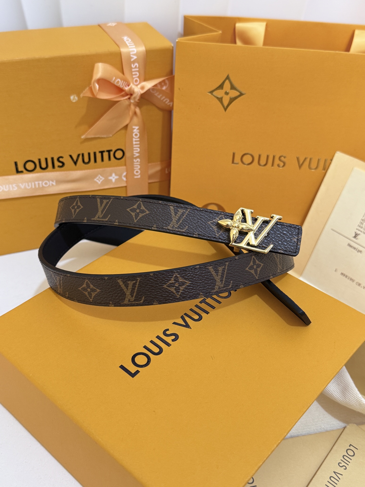 LV老花金标花扣细腰带｜20mm雅致窄版         经典复古老花帆布带身，内里顺滑哑光皮里，触感高级鎏金立体花卉L