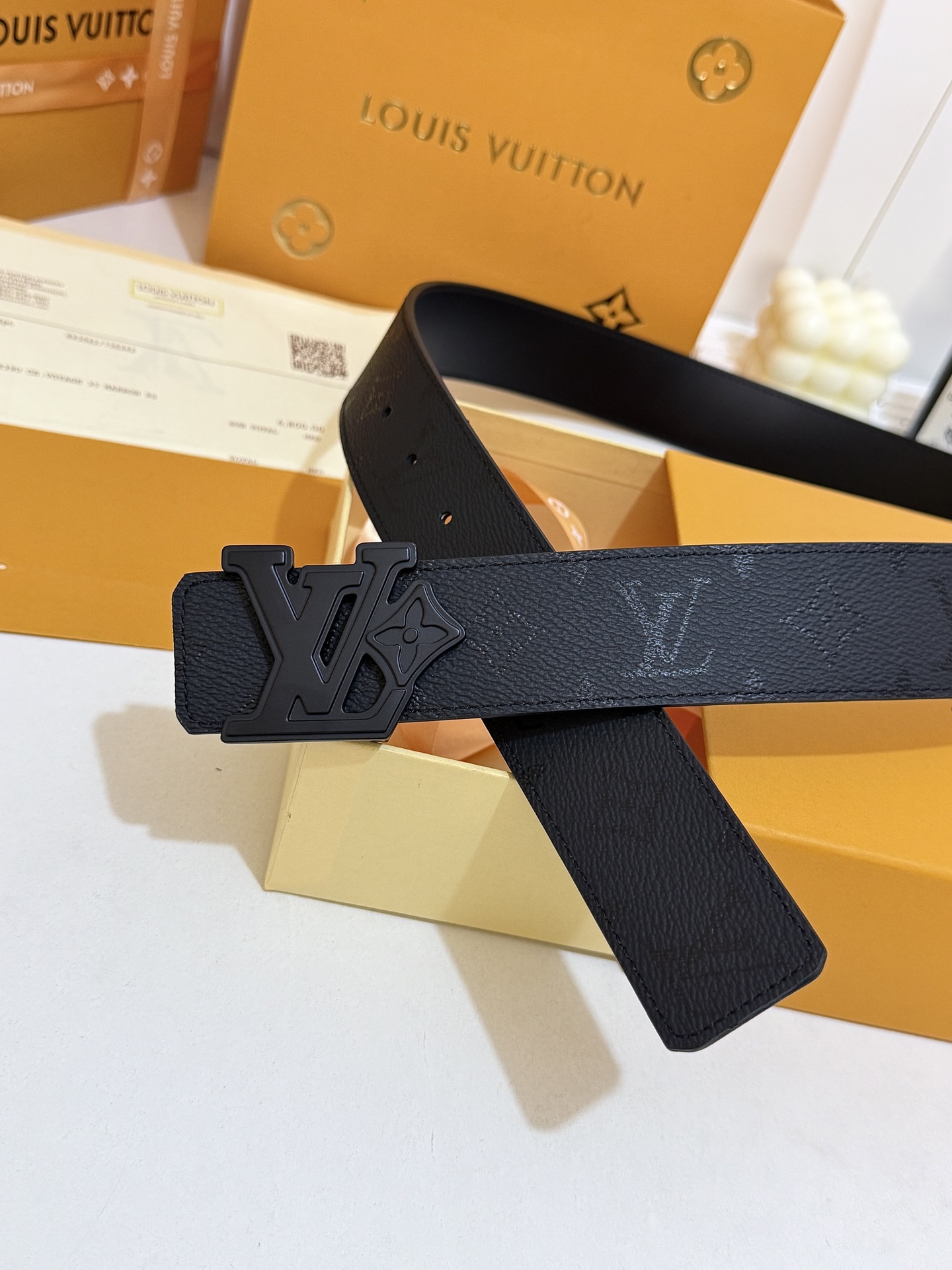 LV暗黑花浮雕LV花扣皮带｜40mm标准宽度      满印暗纹老花面料，搭配顺滑黑色皮内里，质感十足，哑黑立体雕花扣，