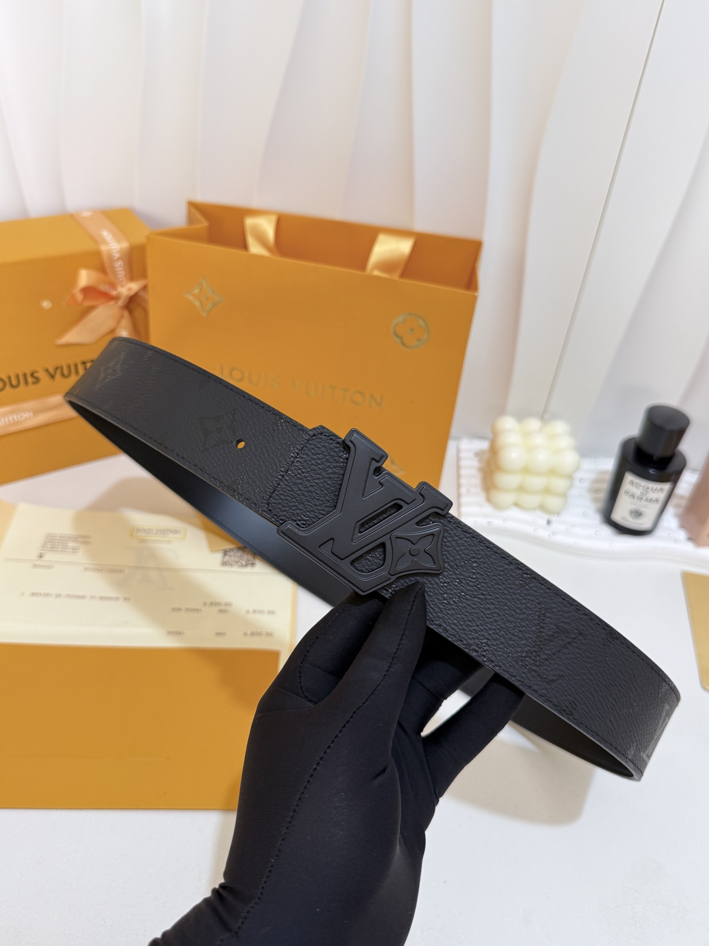 LV暗黑花浮雕LV花扣皮带｜40mm标准宽度      满印暗纹老花面料，搭配顺滑黑色皮内里，质感十足，哑黑立体雕花扣，