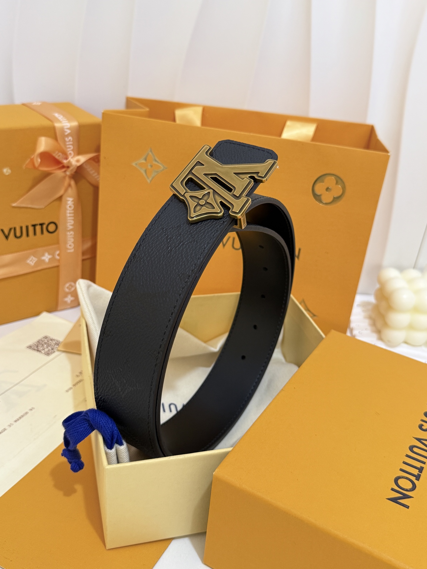 LV暗黑花浮雕LV花扣皮带｜40mm标准宽度      满印暗纹老花面料，搭配顺滑黑色皮内里，质感十足 复古做旧金立体雕