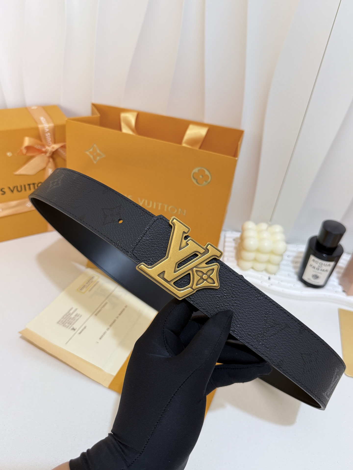 LV暗黑花浮雕LV花扣皮带｜40mm标准宽度      满印暗纹老花面料，搭配顺滑黑色皮内里，质感十足 复古做旧金立体雕