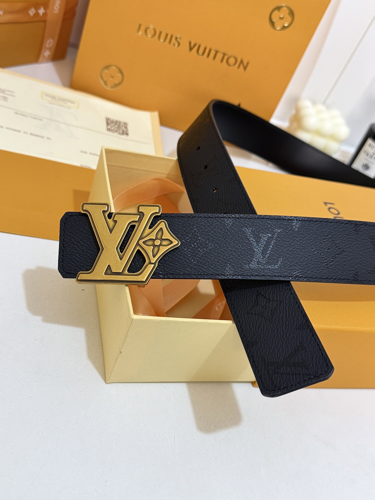LV暗黑花浮雕LV花扣皮带｜40mm标准宽度      满印暗纹老花面料，搭配顺滑黑色皮内里，质感十足 复古做旧金立体雕