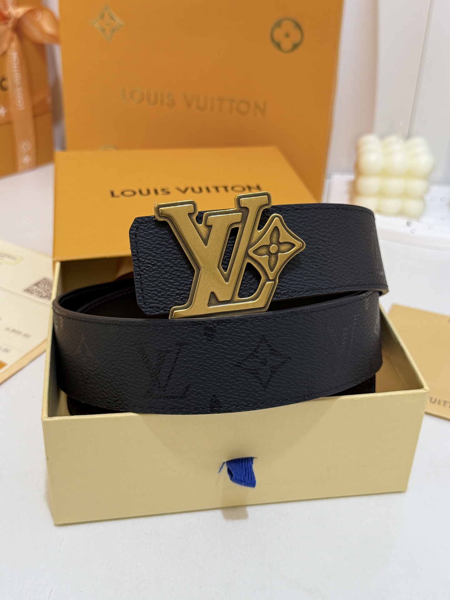 LV暗黑花浮雕LV花扣皮带｜40mm标准宽度      满印暗纹老花面料，搭配顺滑黑色皮内里，质感十足 复古做旧金立体雕