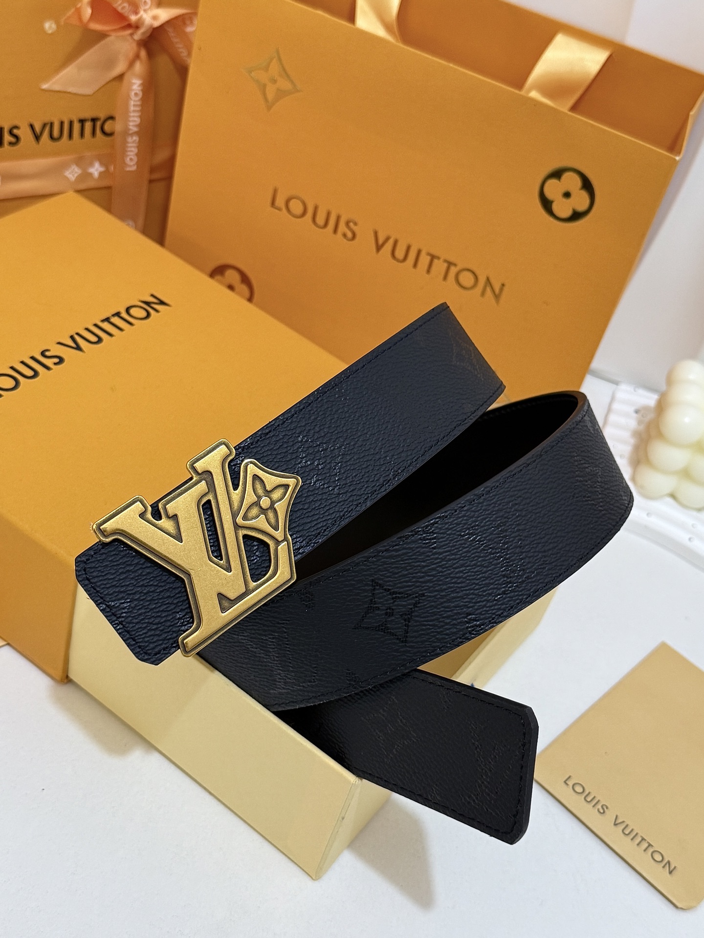 LV暗黑花浮雕LV花扣皮带｜40mm标准宽度      满印暗纹老花面料，搭配顺滑黑色皮内里，质感十足 复古做旧金立体雕