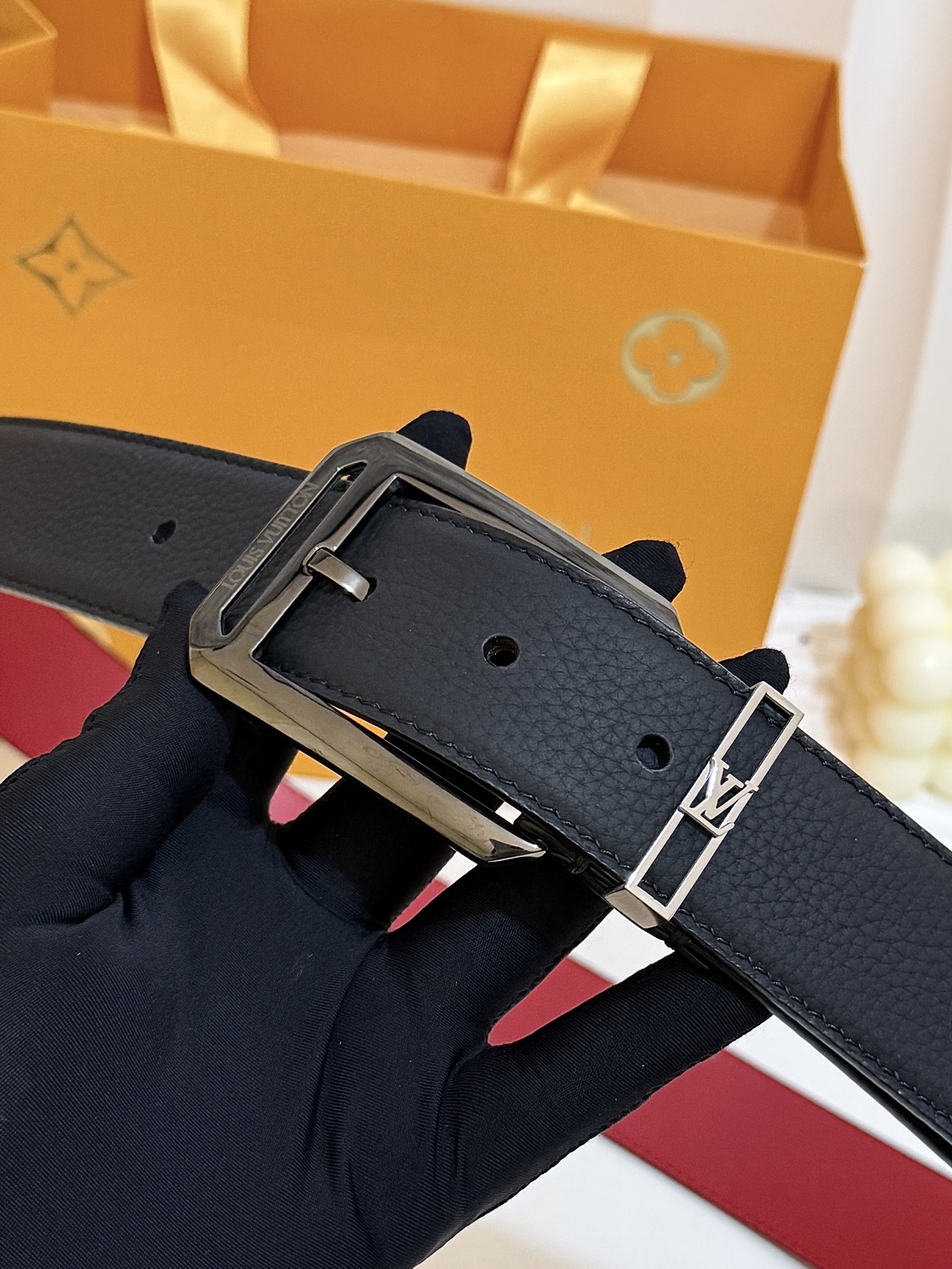 LV黑粒面针扣皮带｜35mm宽版       进口荔枝纹牛皮面料，内里撞色大红皮料，手感厚实，亮枪方形LV针式扣，简约大