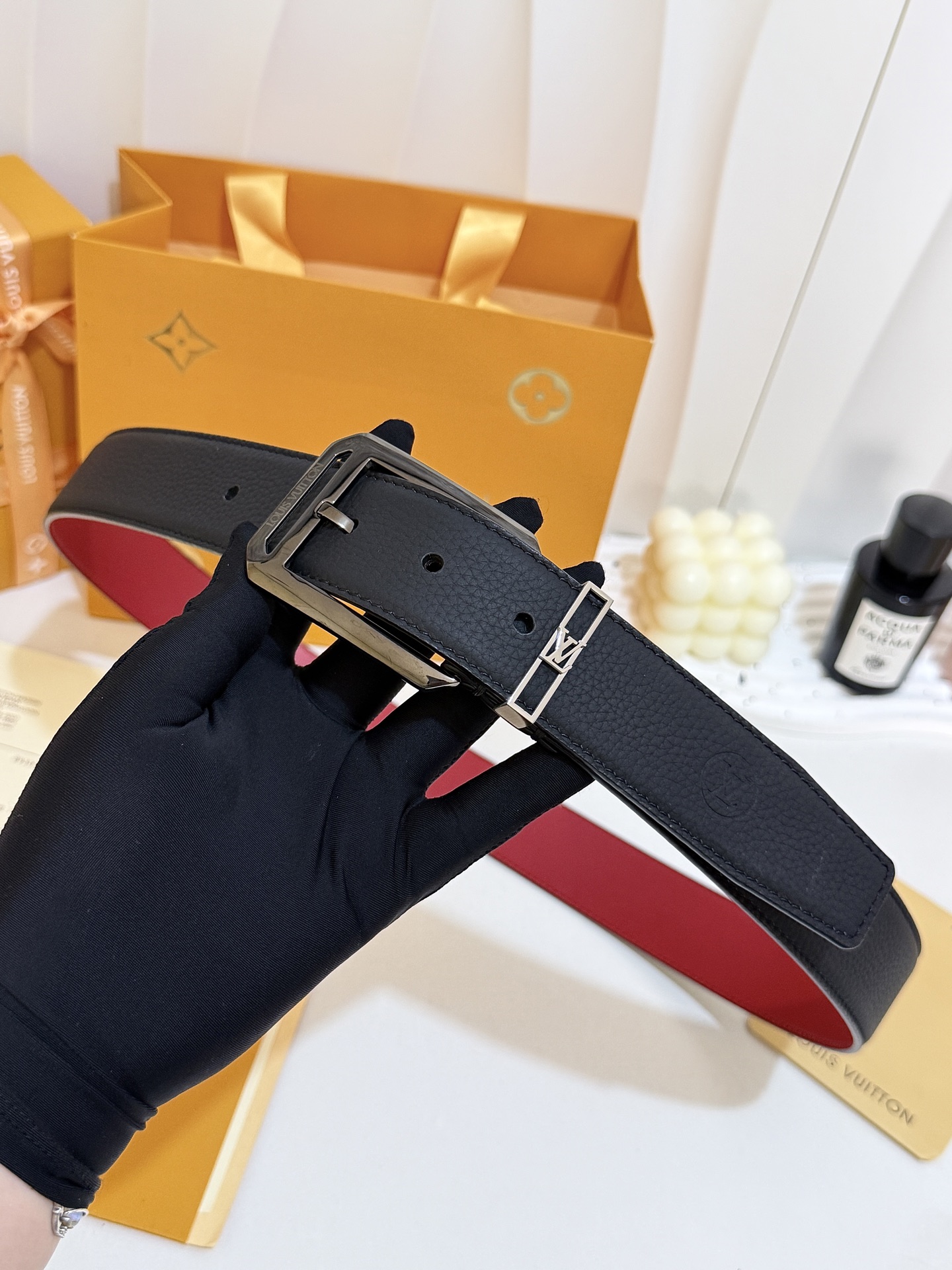 LV黑粒面针扣皮带｜35mm宽版       进口荔枝纹牛皮面料，内里撞色大红皮料，手感厚实，亮枪方形LV针式扣，简约大