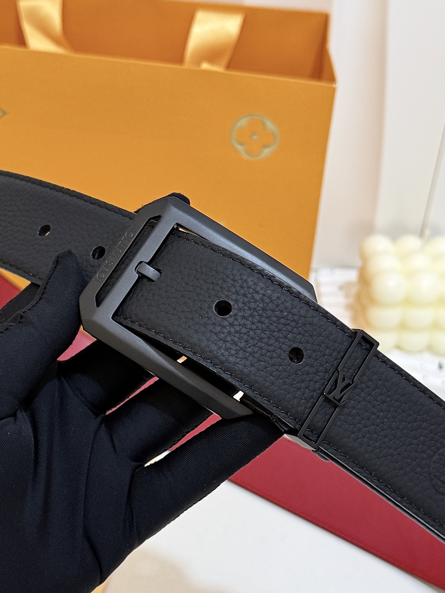 LV黑粒面针扣皮带｜35mm宽版       进口荔枝纹牛皮面料，内里撞色大红皮料，手感厚实，烤黑方形LV针式扣，简约大