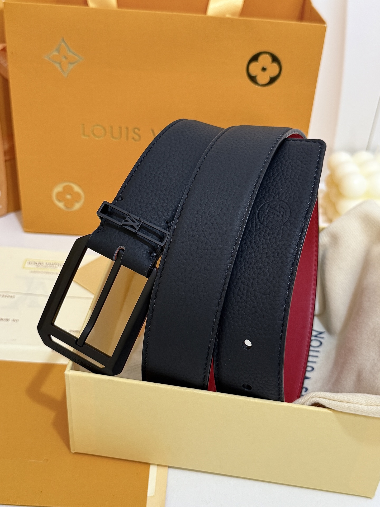 LV黑粒面针扣皮带｜35mm宽版       进口荔枝纹牛皮面料，内里撞色大红皮料，手感厚实，烤黑方形LV针式扣，简约大