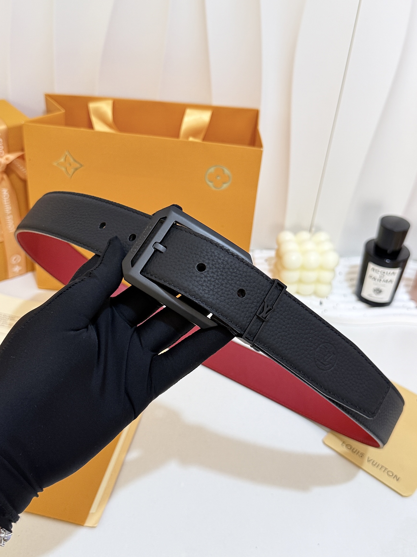 LV黑粒面针扣皮带｜35mm宽版       进口荔枝纹牛皮面料，内里撞色大红皮料，手感厚实，烤黑方形LV针式扣，简约大