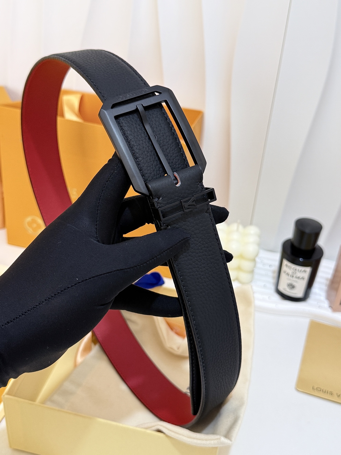 LV黑粒面针扣皮带｜35mm宽版       进口荔枝纹牛皮面料，内里撞色大红皮料，手感厚实，烤黑方形LV针式扣，简约大