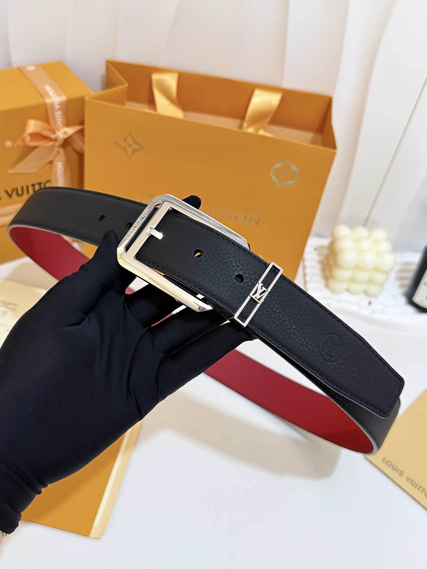 LV黑粒面针扣皮带｜35mm宽版       进口荔枝纹牛皮面料，内里撞色大红皮料，手感厚实，亮银方形LV针式扣，简约大